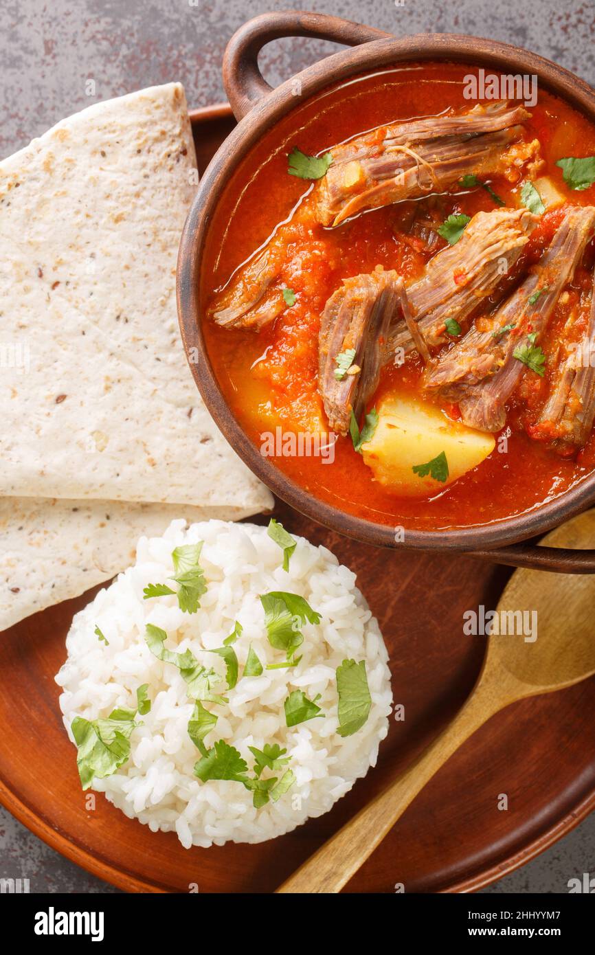 Hilachas ist ein guatemaltekisches Gericht, das aus geschreddertem Rindfleisch besteht, das mit Tomatensauce und Tomatillo, Kartoffeln, Karotten und Guajillo-Chilies in der Nähe im p serviert wird Stockfoto