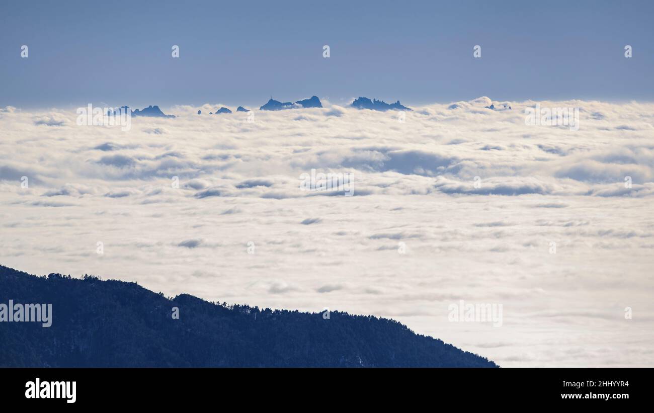 Montserrat Berge, die im Winter von einem Wolkenmeer bedeckt sind, von Coll de Pal aus gesehen (Barcelona, Katalonien, Spanien, Pyrenäen) ESP: Montserrat, España Stockfoto