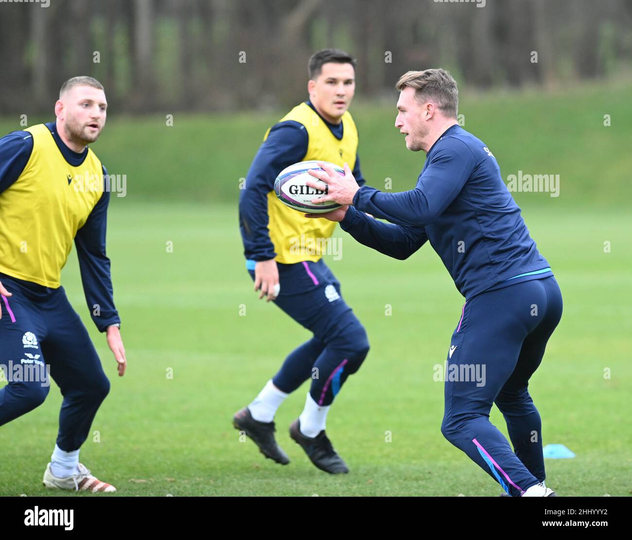 Oriam Sports Centre Edinburgh.Scotland.UK.25th. Jan 22 Guinness Six Nations Scotland Stuart Hogg beim Rugby-Training auf dem Ball von Sam Johnson & Finn Russell (L) Credit: eric mccowat/Alamy Live News Stockfoto