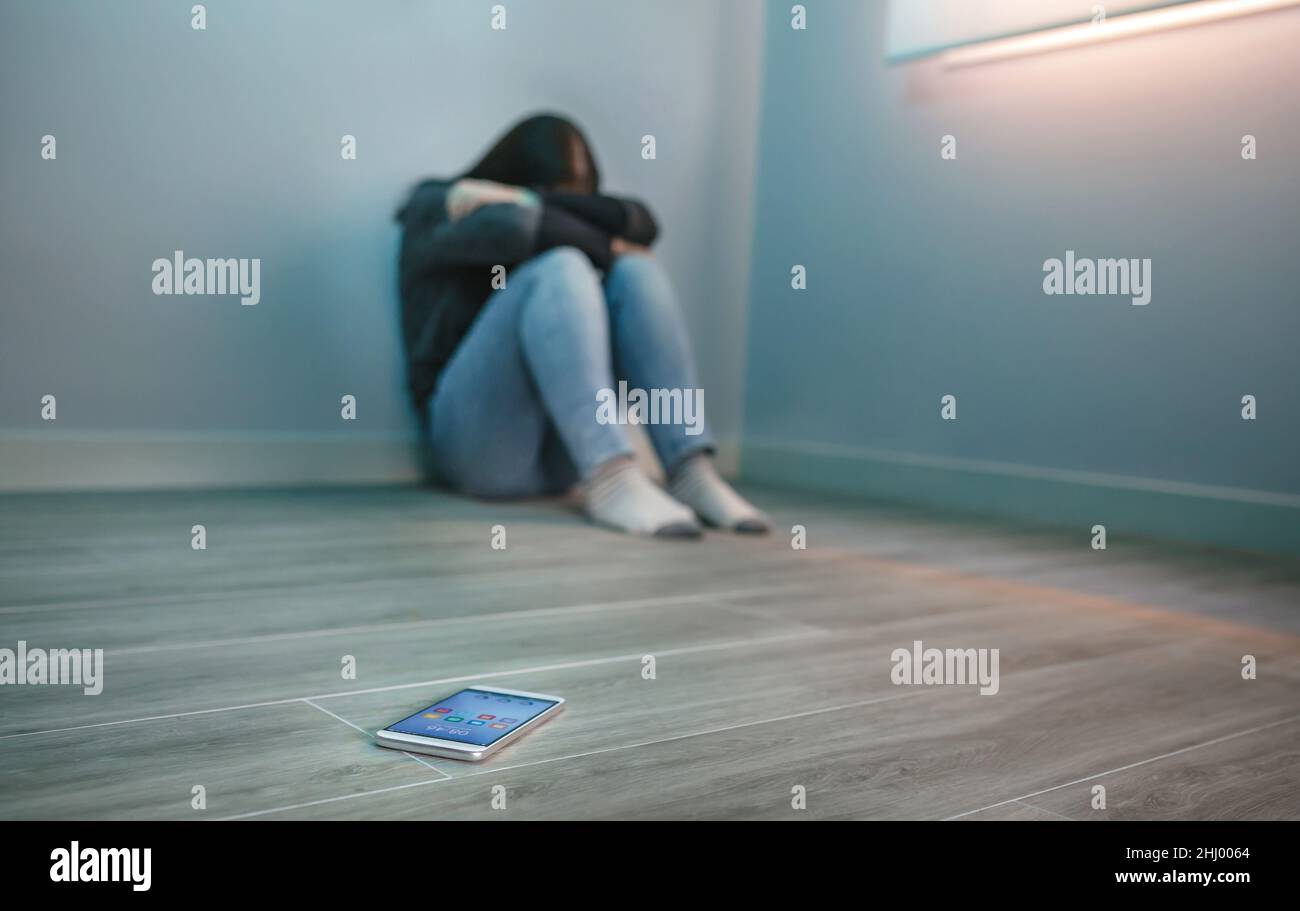 Nicht erkennbare Frau, die ihr Gesicht verzweifelt nach Cybermobbing bedeckt Stockfoto