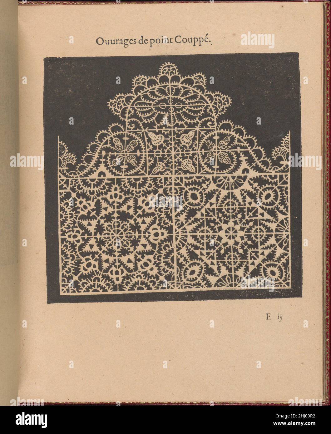 Les Singuliers et Nouveaux Portraicts... Seite 18 (recto) 1588 Federico de Vinciolo Italienisch gestaltet von Federic de Vinciolo, herausgegeben von Jean Le Clerc, Paris, gebunden von Chambolle-Duru, französisch, 19th. Jahrhundert.von oben nach unten und von links nach rechts:das Design ist mit einem abgerundeten dreieckigen Motiv verziert, das auf einem rechteckigen Sockel sitzt. Das abgerundete Dreieck ist mit verschiedenen Blumen- und Laubelementen verziert. Die Basis besteht aus 2 Quadraten, die jeweils mit einem vielfältigen Blumenmotiv verziert sind; das linke Blumenmotiv ist kreisförmig und das rechte Blumenmotiv hat die Form eines Diamanten. Les Singuliers e Stockfoto