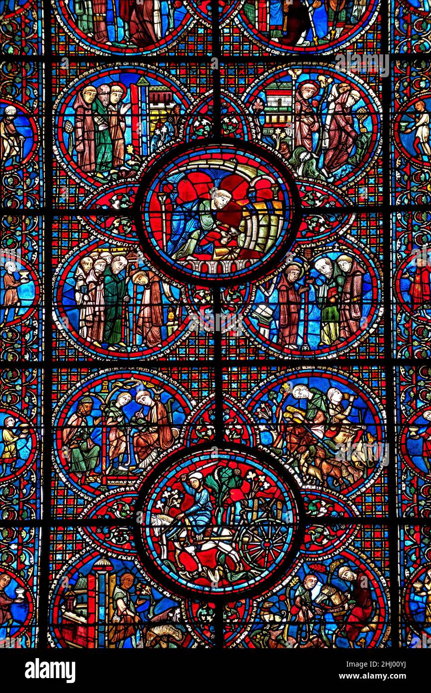 Mittelalterliches Buntglasfenster der gotischen Kathedrale von Chartres, Frankreich - dem Leben von St. Lubin gewidmet. Die mittlere untere Abdeckung zeigt Einen Lauf von Stockfoto
