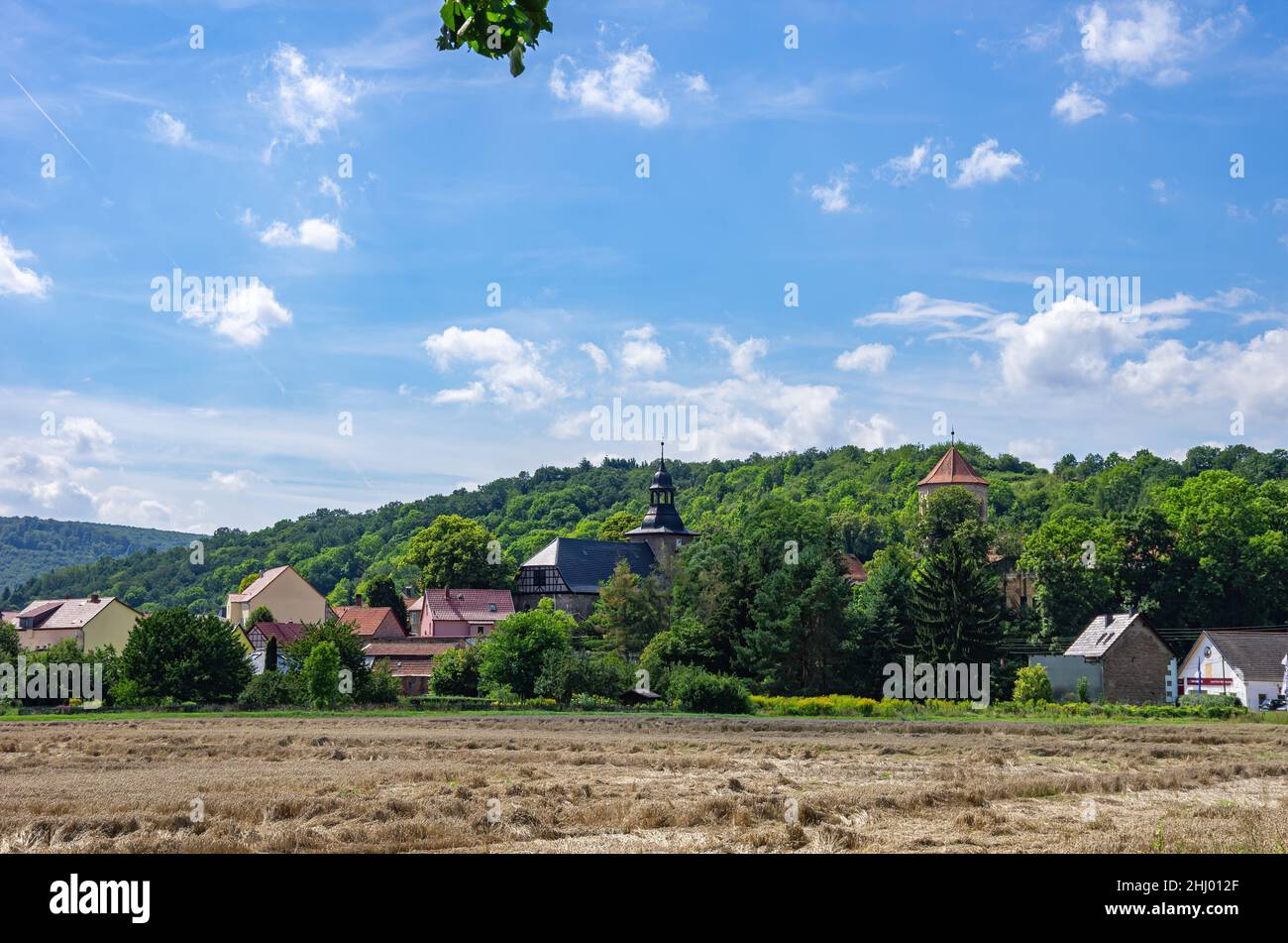 Ländliche Landschaft des Dorfes Göllingen in Thüringen, Kyffhäuser Region, Deutschland. Stockfoto