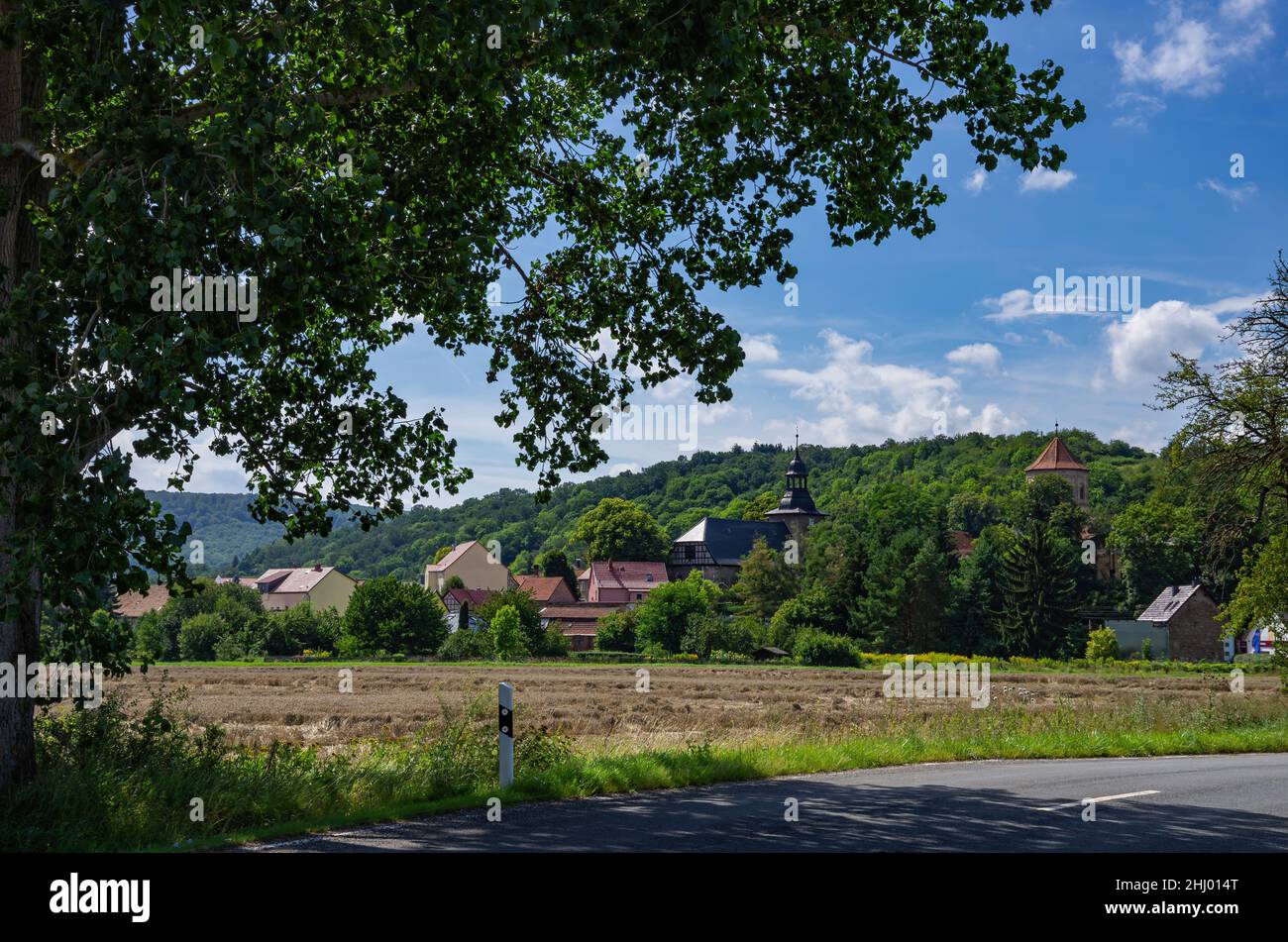 Ländliche Landschaft des Dorfes Göllingen in Thüringen, Kyffhäuser Region, Deutschland. Stockfoto