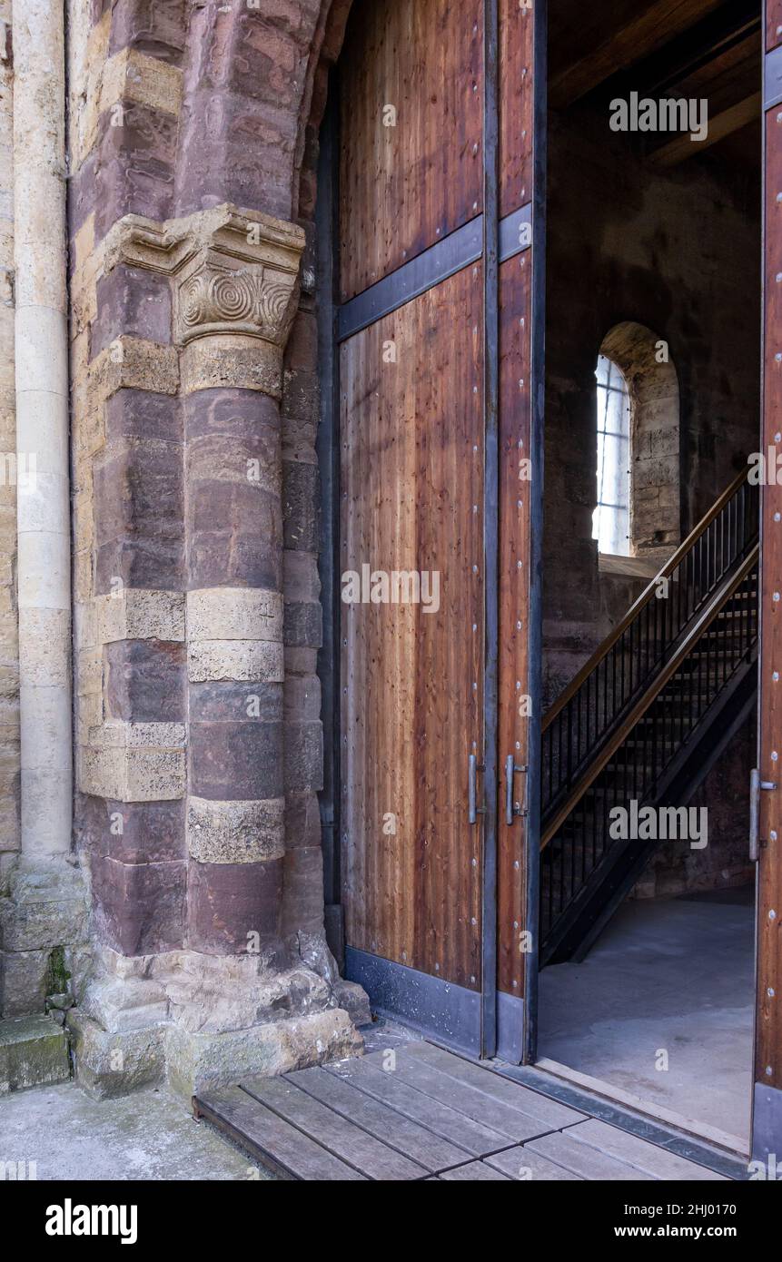 Göllingen, Thüringen, Deutschland - 14. August 2017: Das Eingangstor zum Westturm der romanischen Klosterruine St. Wigbert ist geöffnet. Stockfoto