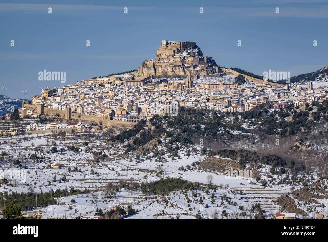 Mittelalterliche Burg und ummauerte Stadt Morella an einem Wintertag nach einem Schneefall (Provinz Castellón, Bundesland Valencia, Spanien) ESP: Morella en invierno Stockfoto