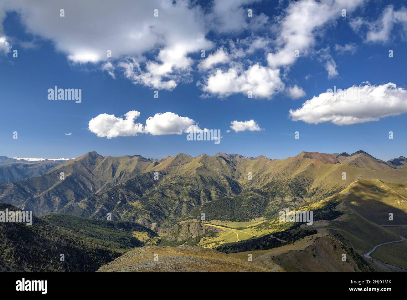 Monteixo Gipfel, Tor Tal und der Cabús Bergpass, gesehen vom Pic de la Basera, im Naturpark Alt Pirineu, Andorra Katalonien, Spanien Pyrenäen Stockfoto