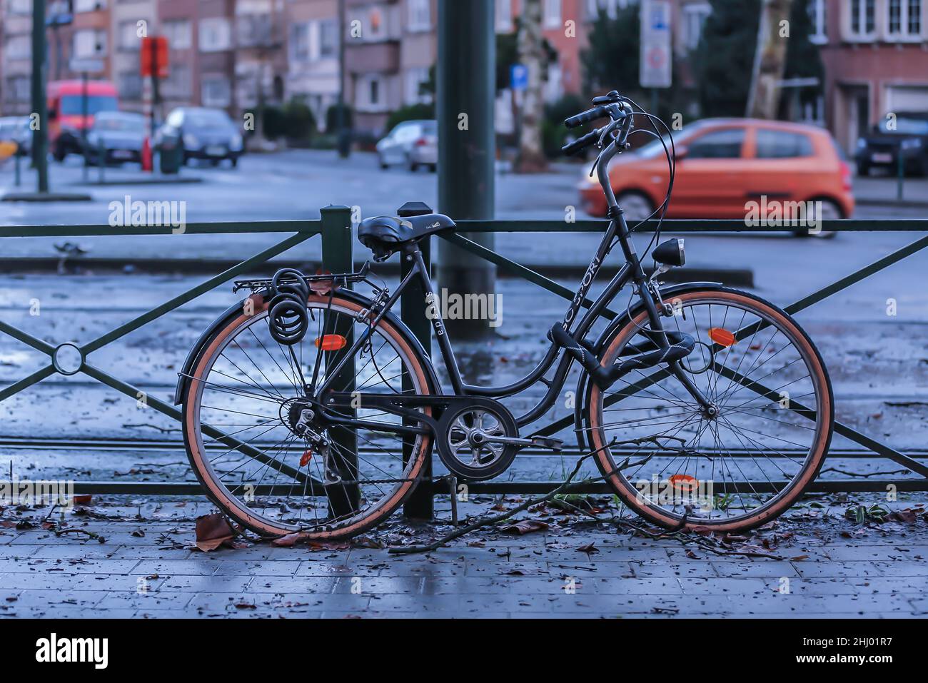 Lonely Old Bike in Burssels. Moody regnerischer Tag. Hochwertige Fotos Stockfoto