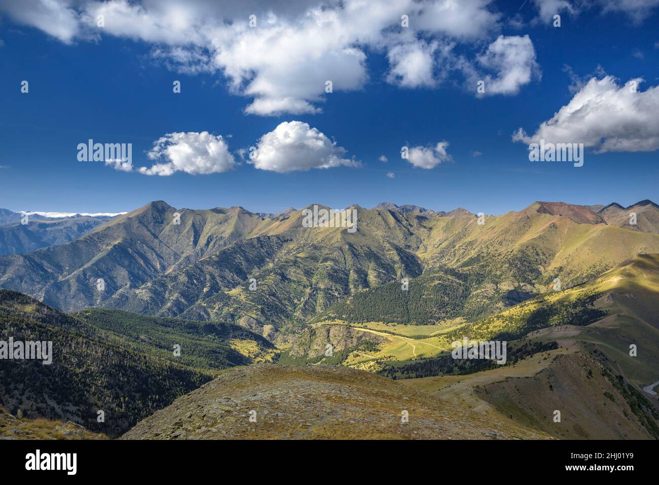 Monteixo Gipfel, Tor Tal und der Cabús Bergpass, gesehen vom Pic de la Basera, im Naturpark Alt Pirineu, Andorra Katalonien, Spanien Pyrenäen Stockfoto