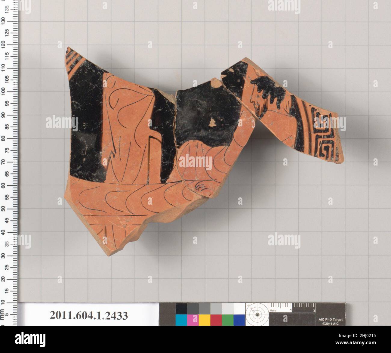 Terrakotta-Fragment eines Kylix (Trinkbecher) zweiten Viertel des 5th. Jahrhunderts v. Chr., das dem Maler von London D 12 Interior zugeschrieben wird, bärtiger Mann, der sich auf einer kline mit seinem rechten Arm über seinen Kopf beugte und seine rechte Hand seine linke Schulter berührte; Vor ihm eine drapierte Figur. Terrakotta-Fragment einer Kylix (Trinkbecher) 687050 Stockfoto