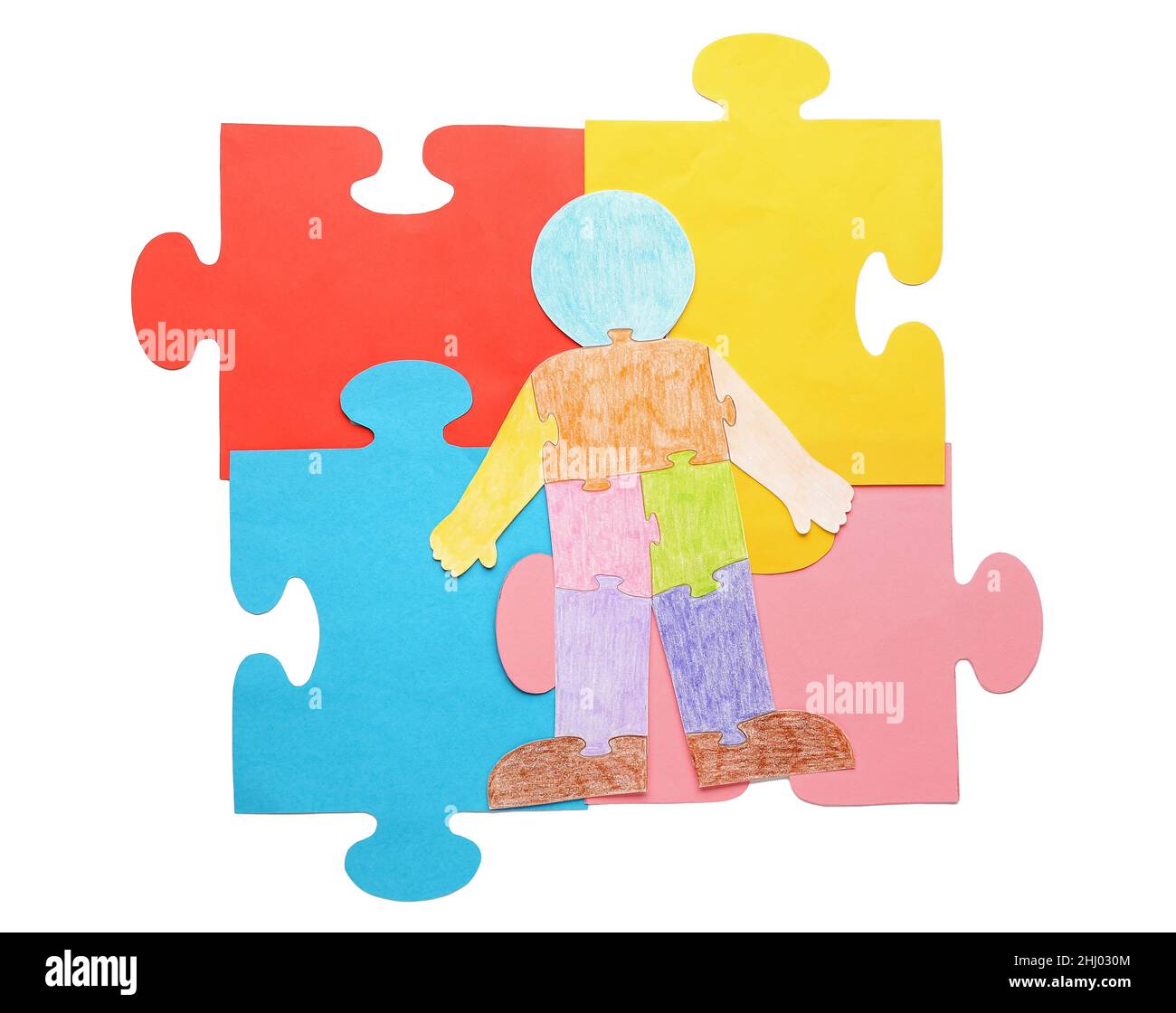 Bunte menschliche Figur und Puzzleteile auf weißem Hintergrund. Konzept der autistischen Störung Stockfoto