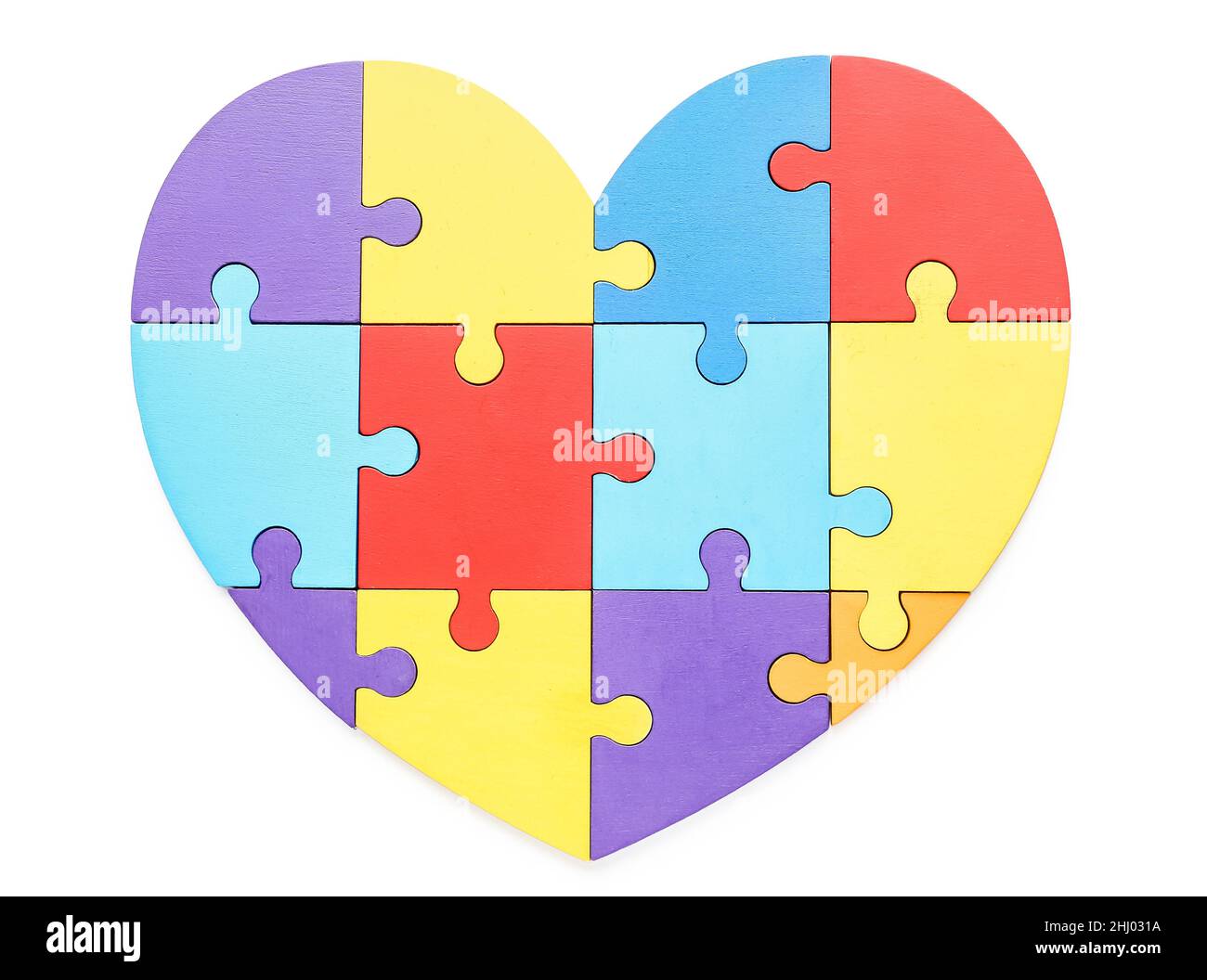 Bunte Puzzleteile in Herzform auf weißem Hintergrund. Konzept der autistischen Störung Stockfoto
