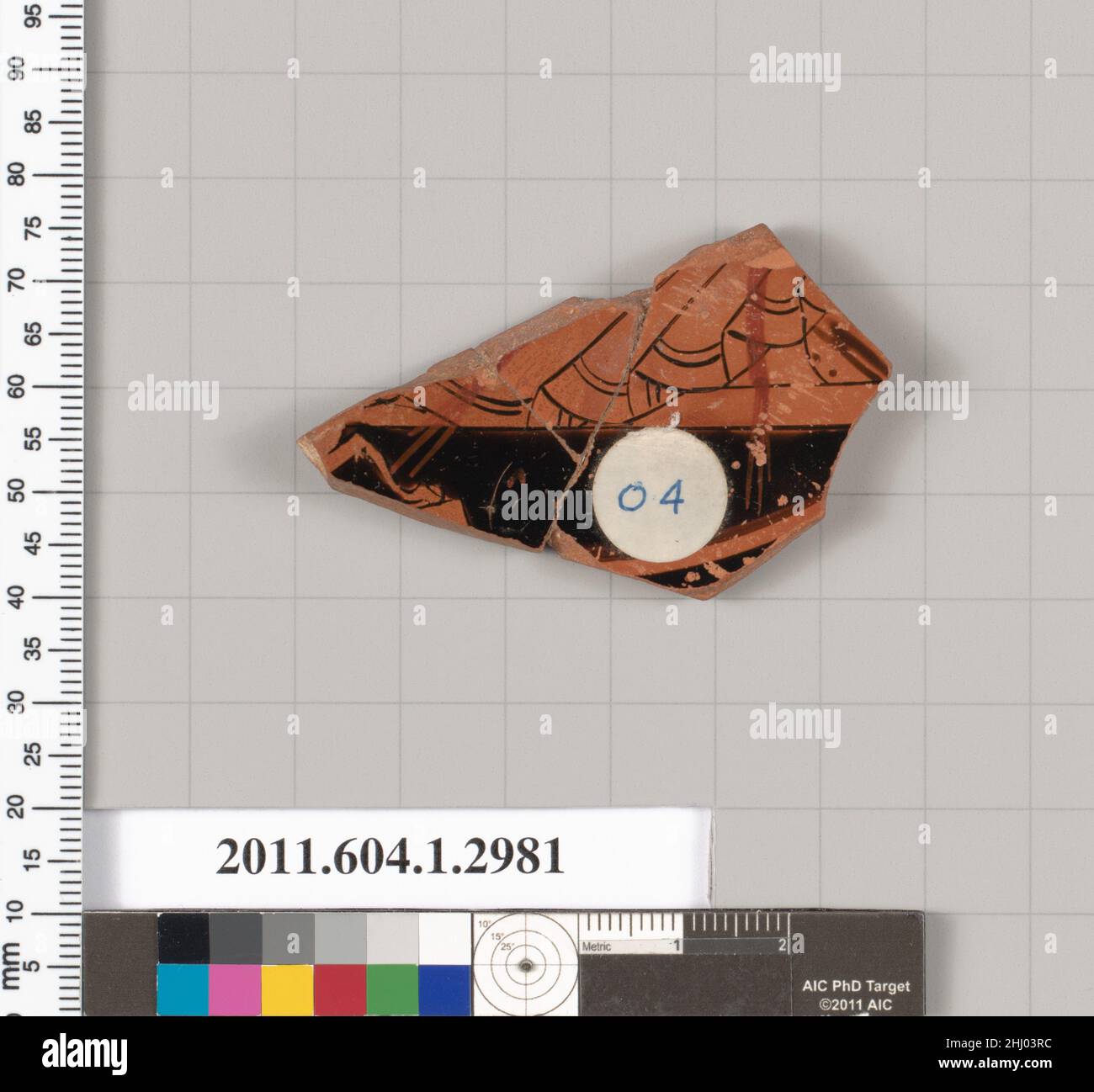 Terracotta-Fragment einer Kylix (Trinkbecher) 500–490 v. Chr. Griechisch, Dachboden, untere Vorhänge und Kissen aus liegender Symposien; im Abschnitt ein Buchstabe einer Inschrift, L und Löwenpfote auf einem Block?. Terrakotta-Fragment einer Kylix (Trinkbecher) 689486 Stockfoto