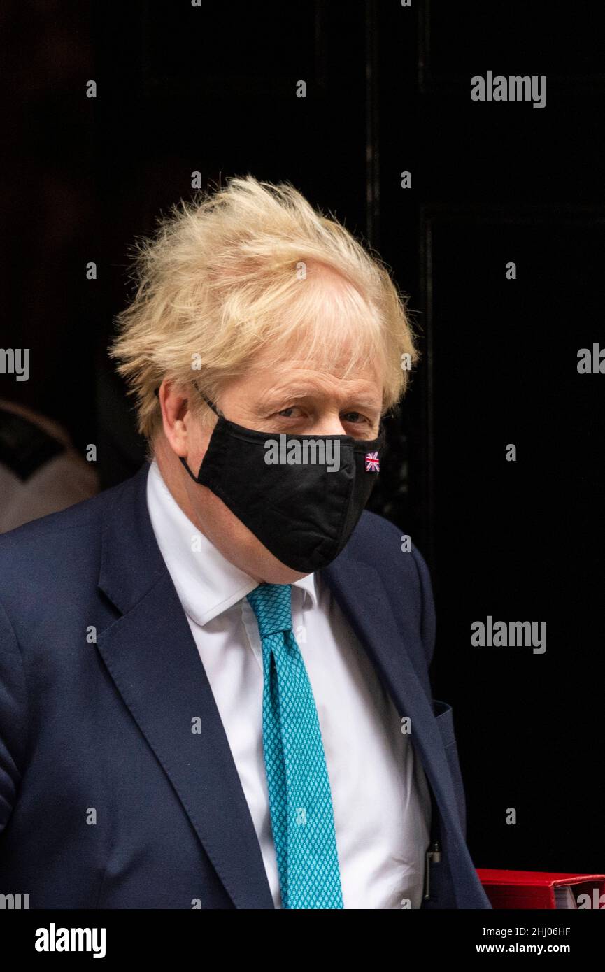 London, Großbritannien. 26. Januar 2022. Boris Johnson, Premierminister, verlässt die Downing Street 10, um Fragen des Premierministers (PMQs) im Unterhaus zu stellen. Der Premierminister steht unter dem Druck von Abgeordneten, auf Fragen zu Parteien zu antworten, die seit dem 20. Mai 2020 in der Downing Street abgehalten wurden, zu einer Zeit, in der die britischen Sperren soziale Versammlungen verboten hatten. Die Metropolitan Police untersucht die Parteien auf der Grundlage von Informationen des Untersuchungsteams des Kabinetts, das von der Beamtin, der Beamtin, der Polizeibeamten, der Polizeidirektion, geleitet wird. Die Veröffentlichung von Herrn Grays Bericht steht unmittelbar bevor. Kredit: Stephen Chung / Alamy Live Nachrichten Stockfoto London, Großbritannien. 26. Januar 2022. Boris Johnson, Premierminister, verlässt die Downing Street 10, um Fragen des Premierministers (PMQs) im Unterhaus zu stellen. Der Premierminister steht unter dem Druck von Abgeordneten, auf Fragen zu Parteien zu antworten, die seit dem 20. Mai 2020 in der Downing Street abgehalten wurden, zu einer Zeit, in der die britischen Sperren soziale Versammlungen verboten hatten. Die Metropolitan Police untersucht die Parteien auf der Grundlage von Informationen des Untersuchungsteams des Kabinetts, das von der Beamtin, der Beamtin, der Polizeibeamten, der Polizeidirektion, geleitet wird. Die Veröffentlichung von Herrn Grays Bericht steht unmittelbar bevor. Kredit: Stephen Chung / Alamy Live Nachrichten Stockfoto