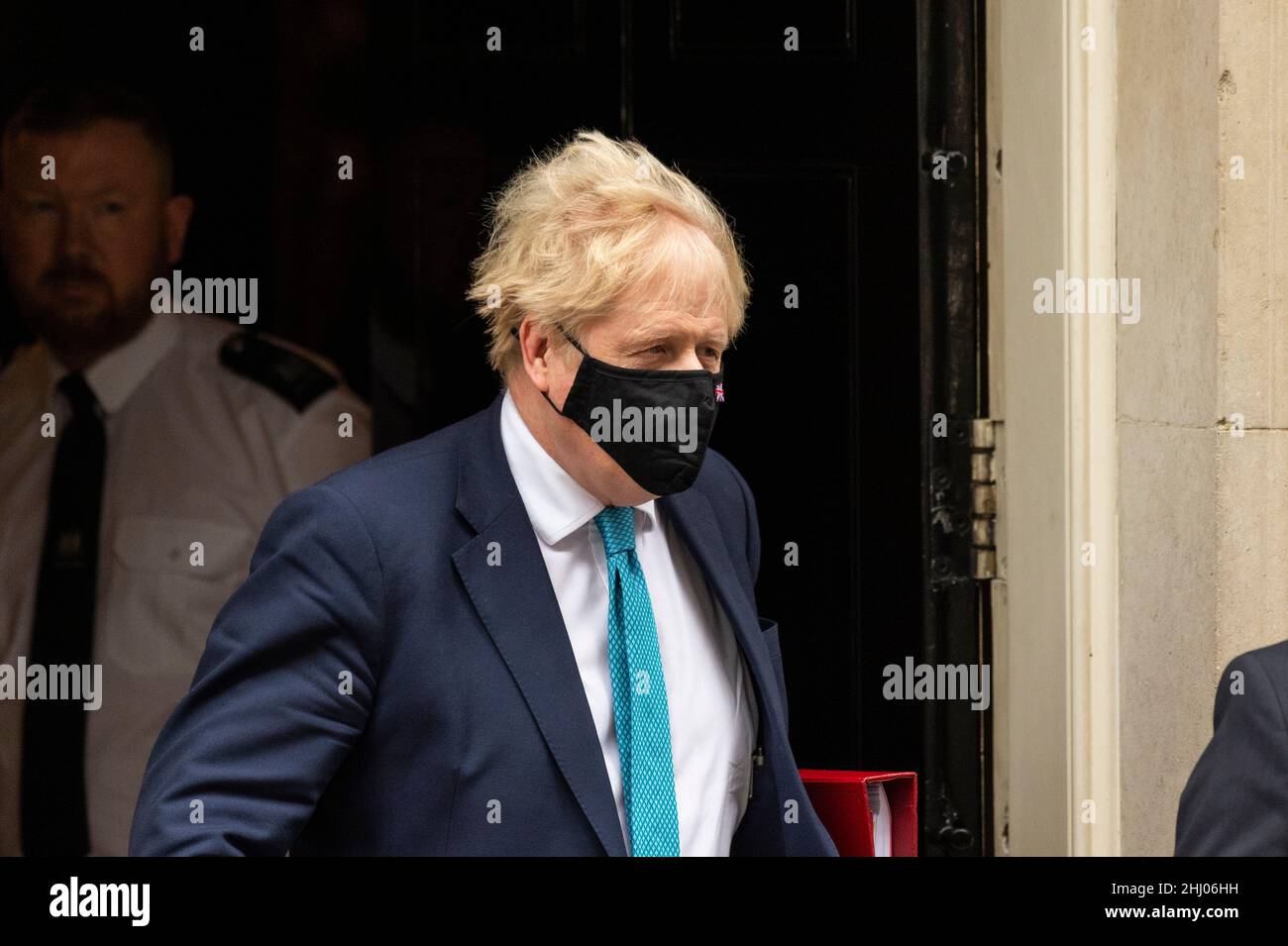 London, Großbritannien. 26. Januar 2022. Boris Johnson, Premierminister, verlässt die Downing Street 10, um Fragen des Premierministers (PMQs) im Unterhaus zu stellen. Der Premierminister steht unter dem Druck von Abgeordneten, auf Fragen zu Parteien zu antworten, die seit dem 20. Mai 2020 in der Downing Street abgehalten wurden, zu einer Zeit, in der die britischen Sperren soziale Versammlungen verboten hatten. Die Metropolitan Police untersucht die Parteien auf der Grundlage von Informationen des Untersuchungsteams des Kabinetts, das von der Beamtin, der Beamtin, der Polizeibeamten, der Polizeidirektion, geleitet wird. Die Veröffentlichung von Herrn Grays Bericht steht unmittelbar bevor. Kredit: Stephen Chung / Alamy Live Nachrichten Stockfoto London, Großbritannien. 26. Januar 2022. Boris Johnson, Premierminister, verlässt die Downing Street 10, um Fragen des Premierministers (PMQs) im Unterhaus zu stellen. Der Premierminister steht unter dem Druck von Abgeordneten, auf Fragen zu Parteien zu antworten, die seit dem 20. Mai 2020 in der Downing Street abgehalten wurden, zu einer Zeit, in der die britischen Sperren soziale Versammlungen verboten hatten. Die Metropolitan Police untersucht die Parteien auf der Grundlage von Informationen des Untersuchungsteams des Kabinetts, das von der Beamtin, der Beamtin, der Polizeibeamten, der Polizeidirektion, geleitet wird. Die Veröffentlichung von Herrn Grays Bericht steht unmittelbar bevor. Kredit: Stephen Chung / Alamy Live Nachrichten Stockfoto