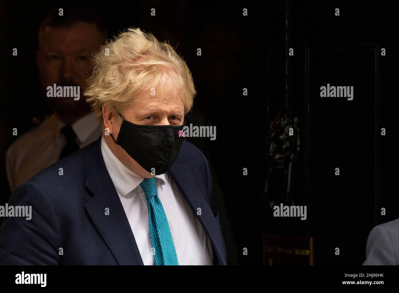 London, Großbritannien. 26. Januar 2022. Boris Johnson, Premierminister, verlässt die Downing Street 10, um Fragen des Premierministers (PMQs) im Unterhaus zu stellen. Der Premierminister steht unter dem Druck von Abgeordneten, auf Fragen zu Parteien zu antworten, die seit dem 20. Mai 2020 in der Downing Street abgehalten wurden, zu einer Zeit, in der die britischen Sperren soziale Versammlungen verboten hatten. Die Metropolitan Police untersucht die Parteien auf der Grundlage von Informationen des Untersuchungsteams des Kabinetts, das von der Beamtin, der Beamtin, der Polizeibeamten, der Polizeidirektion, geleitet wird. Die Veröffentlichung von Herrn Grays Bericht steht unmittelbar bevor. Kredit: Stephen Chung / Alamy Live Nachrichten Stockfoto London, Großbritannien. 26. Januar 2022. Boris Johnson, Premierminister, verlässt die Downing Street 10, um Fragen des Premierministers (PMQs) im Unterhaus zu stellen. Der Premierminister steht unter dem Druck von Abgeordneten, auf Fragen zu Parteien zu antworten, die seit dem 20. Mai 2020 in der Downing Street abgehalten wurden, zu einer Zeit, in der die britischen Sperren soziale Versammlungen verboten hatten. Die Metropolitan Police untersucht die Parteien auf der Grundlage von Informationen des Untersuchungsteams des Kabinetts, das von der Beamtin, der Beamtin, der Polizeibeamten, der Polizeidirektion, geleitet wird. Die Veröffentlichung von Herrn Grays Bericht steht unmittelbar bevor. Kredit: Stephen Chung / Alamy Live Nachrichten Stockfoto