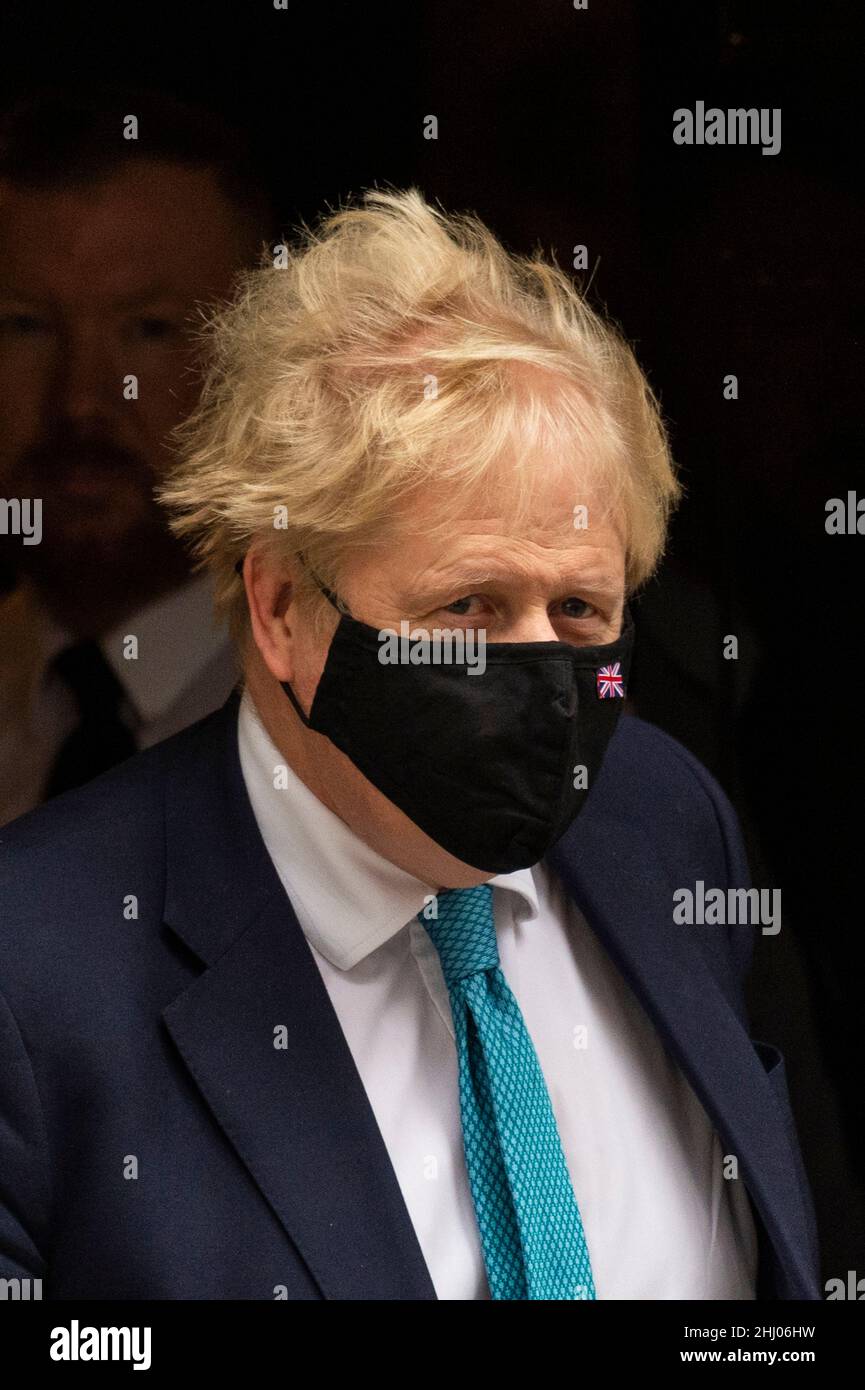 London, Großbritannien. 26. Januar 2022. Boris Johnson, Premierminister, verlässt die Downing Street 10, um Fragen des Premierministers (PMQs) im Unterhaus zu stellen. Der Premierminister steht unter dem Druck von Abgeordneten, auf Fragen zu Parteien zu antworten, die seit dem 20. Mai 2020 in der Downing Street abgehalten wurden, zu einer Zeit, in der die britischen Sperren soziale Versammlungen verboten hatten. Die Metropolitan Police untersucht die Parteien auf der Grundlage von Informationen des Untersuchungsteams des Kabinetts, das von der Beamtin, der Beamtin, der Polizeibeamten, der Polizeidirektion, geleitet wird. Die Veröffentlichung von Herrn Grays Bericht steht unmittelbar bevor. Kredit: Stephen Chung / Alamy Live Nachrichten Stockfoto London, Großbritannien. 26. Januar 2022. Boris Johnson, Premierminister, verlässt die Downing Street 10, um Fragen des Premierministers (PMQs) im Unterhaus zu stellen. Der Premierminister steht unter dem Druck von Abgeordneten, auf Fragen zu Parteien zu antworten, die seit dem 20. Mai 2020 in der Downing Street abgehalten wurden, zu einer Zeit, in der die britischen Sperren soziale Versammlungen verboten hatten. Die Metropolitan Police untersucht die Parteien auf der Grundlage von Informationen des Untersuchungsteams des Kabinetts, das von der Beamtin, der Beamtin, der Polizeibeamten, der Polizeidirektion, geleitet wird. Die Veröffentlichung von Herrn Grays Bericht steht unmittelbar bevor. Kredit: Stephen Chung / Alamy Live Nachrichten Stockfoto