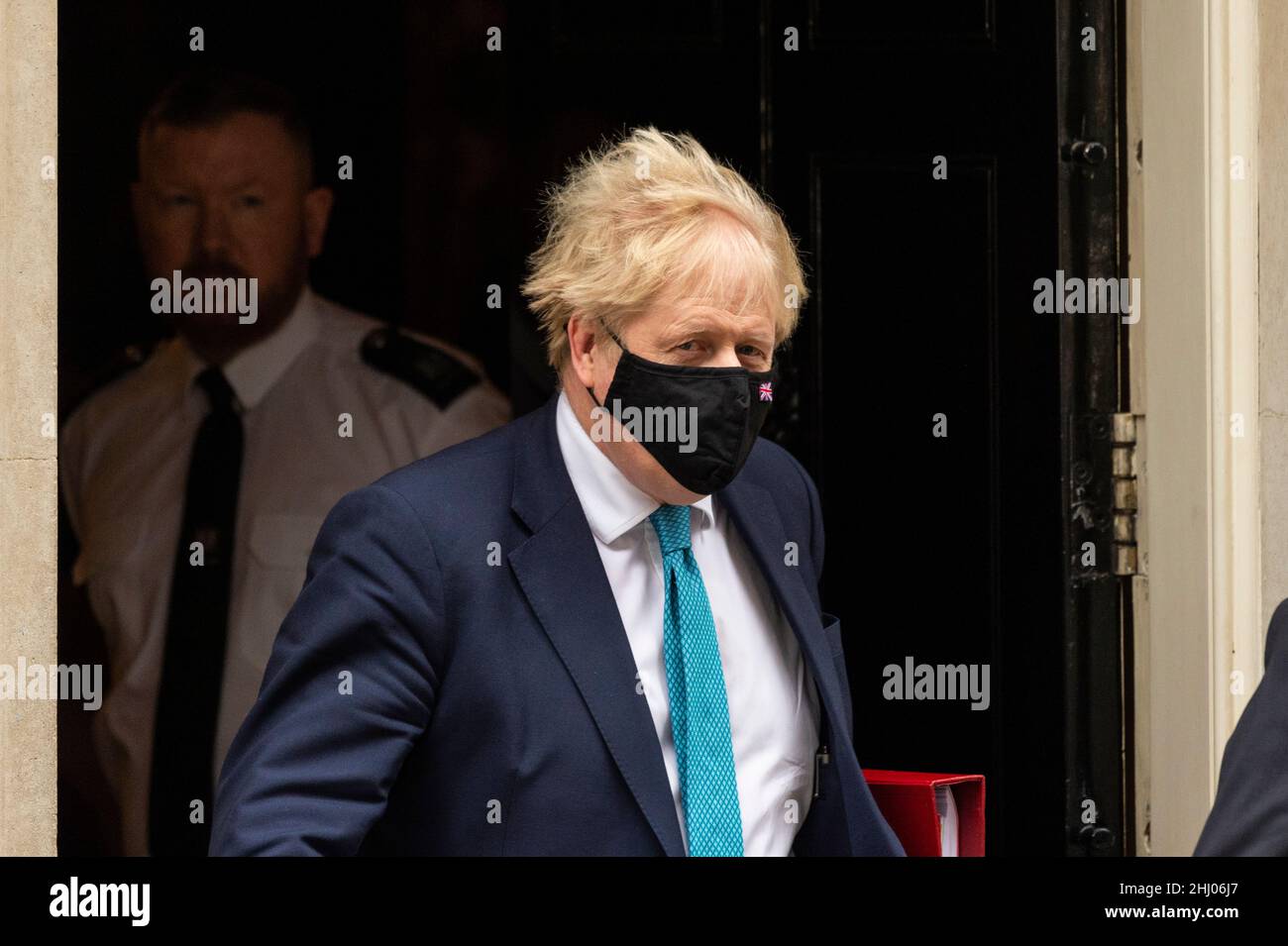 London, Großbritannien. 26. Januar 2022. Boris Johnson, Premierminister, verlässt die Downing Street 10, um Fragen des Premierministers (PMQs) im Unterhaus zu stellen. Der Premierminister steht unter dem Druck von Abgeordneten, auf Fragen zu Parteien zu antworten, die seit dem 20. Mai 2020 in der Downing Street abgehalten wurden, zu einer Zeit, in der die britischen Sperren soziale Versammlungen verboten hatten. Die Metropolitan Police untersucht die Parteien auf der Grundlage von Informationen des Untersuchungsteams des Kabinetts, das von der Beamtin, der Beamtin, der Polizeibeamten, der Polizeidirektion, geleitet wird. Die Veröffentlichung von Herrn Grays Bericht steht unmittelbar bevor. Kredit: Stephen Chung / Alamy Live Nachrichten Stockfoto London, Großbritannien. 26. Januar 2022. Boris Johnson, Premierminister, verlässt die Downing Street 10, um Fragen des Premierministers (PMQs) im Unterhaus zu stellen. Der Premierminister steht unter dem Druck von Abgeordneten, auf Fragen zu Parteien zu antworten, die seit dem 20. Mai 2020 in der Downing Street abgehalten wurden, zu einer Zeit, in der die britischen Sperren soziale Versammlungen verboten hatten. Die Metropolitan Police untersucht die Parteien auf der Grundlage von Informationen des Untersuchungsteams des Kabinetts, das von der Beamtin, der Beamtin, der Polizeibeamten, der Polizeidirektion, geleitet wird. Die Veröffentlichung von Herrn Grays Bericht steht unmittelbar bevor. Kredit: Stephen Chung / Alamy Live Nachrichten Stockfoto