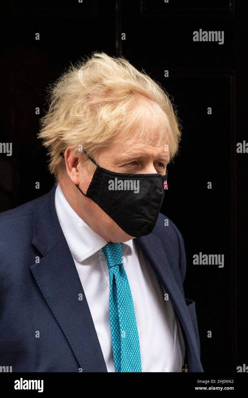 London, Großbritannien. 26. Januar 2022. Boris Johnson, Premierminister, verlässt die Downing Street 10, um Fragen des Premierministers (PMQs) im Unterhaus zu stellen. Der Premierminister steht unter dem Druck von Abgeordneten, auf Fragen zu Parteien zu antworten, die seit dem 20. Mai 2020 in der Downing Street abgehalten wurden, zu einer Zeit, in der die britischen Sperren soziale Versammlungen verboten hatten. Die Metropolitan Police untersucht die Parteien auf der Grundlage von Informationen des Untersuchungsteams des Kabinetts, das von der Beamtin, der Beamtin, der Polizeibeamten, der Polizeidirektion, geleitet wird. Die Veröffentlichung von Herrn Grays Bericht steht unmittelbar bevor. Kredit: Stephen Chung / Alamy Live Nachrichten Stockfoto London, Großbritannien. 26. Januar 2022. Boris Johnson, Premierminister, verlässt die Downing Street 10, um Fragen des Premierministers (PMQs) im Unterhaus zu stellen. Der Premierminister steht unter dem Druck von Abgeordneten, auf Fragen zu Parteien zu antworten, die seit dem 20. Mai 2020 in der Downing Street abgehalten wurden, zu einer Zeit, in der die britischen Sperren soziale Versammlungen verboten hatten. Die Metropolitan Police untersucht die Parteien auf der Grundlage von Informationen des Untersuchungsteams des Kabinetts, das von der Beamtin, der Beamtin, der Polizeibeamten, der Polizeidirektion, geleitet wird. Die Veröffentlichung von Herrn Grays Bericht steht unmittelbar bevor. Kredit: Stephen Chung / Alamy Live Nachrichten Stockfoto