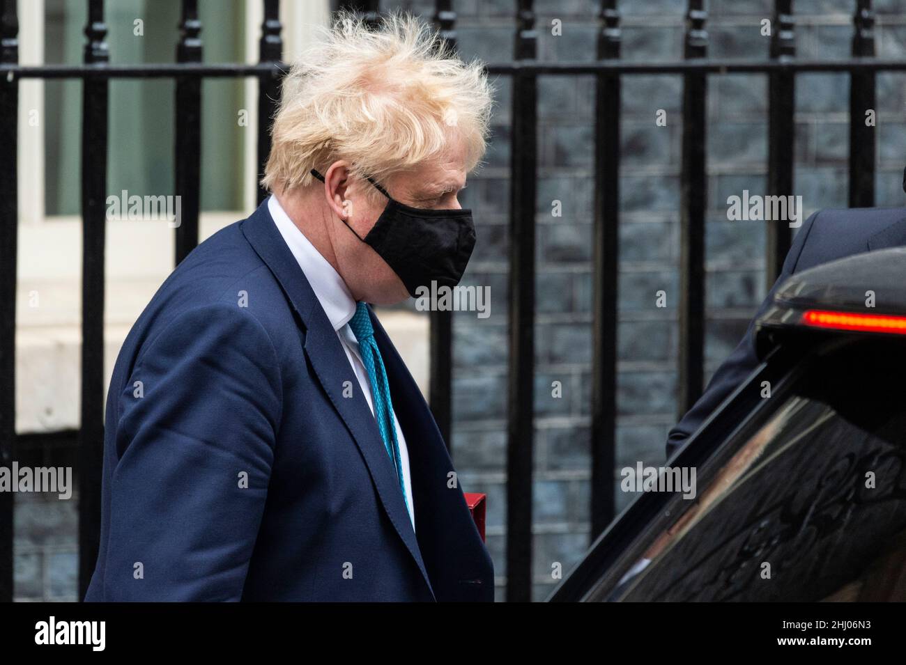 London, Großbritannien. 26. Januar 2022. Boris Johnson, Premierminister, verlässt die Downing Street 10, um Fragen des Premierministers (PMQs) im Unterhaus zu stellen. Der Premierminister steht unter dem Druck von Abgeordneten, auf Fragen zu Parteien zu antworten, die seit dem 20. Mai 2020 in der Downing Street abgehalten wurden, zu einer Zeit, in der die britischen Sperren soziale Versammlungen verboten hatten. Die Metropolitan Police untersucht die Parteien auf der Grundlage von Informationen des Untersuchungsteams des Kabinetts, das von der Beamtin, der Beamtin, der Polizeibeamten, der Polizeidirektion, geleitet wird. Die Veröffentlichung von Herrn Grays Bericht steht unmittelbar bevor. Kredit: Stephen Chung / Alamy Live Nachrichten Stockfoto London, Großbritannien. 26. Januar 2022. Boris Johnson, Premierminister, verlässt die Downing Street 10, um Fragen des Premierministers (PMQs) im Unterhaus zu stellen. Der Premierminister steht unter dem Druck von Abgeordneten, auf Fragen zu Parteien zu antworten, die seit dem 20. Mai 2020 in der Downing Street abgehalten wurden, zu einer Zeit, in der die britischen Sperren soziale Versammlungen verboten hatten. Die Metropolitan Police untersucht die Parteien auf der Grundlage von Informationen des Untersuchungsteams des Kabinetts, das von der Beamtin, der Beamtin, der Polizeibeamten, der Polizeidirektion, geleitet wird. Die Veröffentlichung von Herrn Grays Bericht steht unmittelbar bevor. Kredit: Stephen Chung / Alamy Live Nachrichten Stockfoto