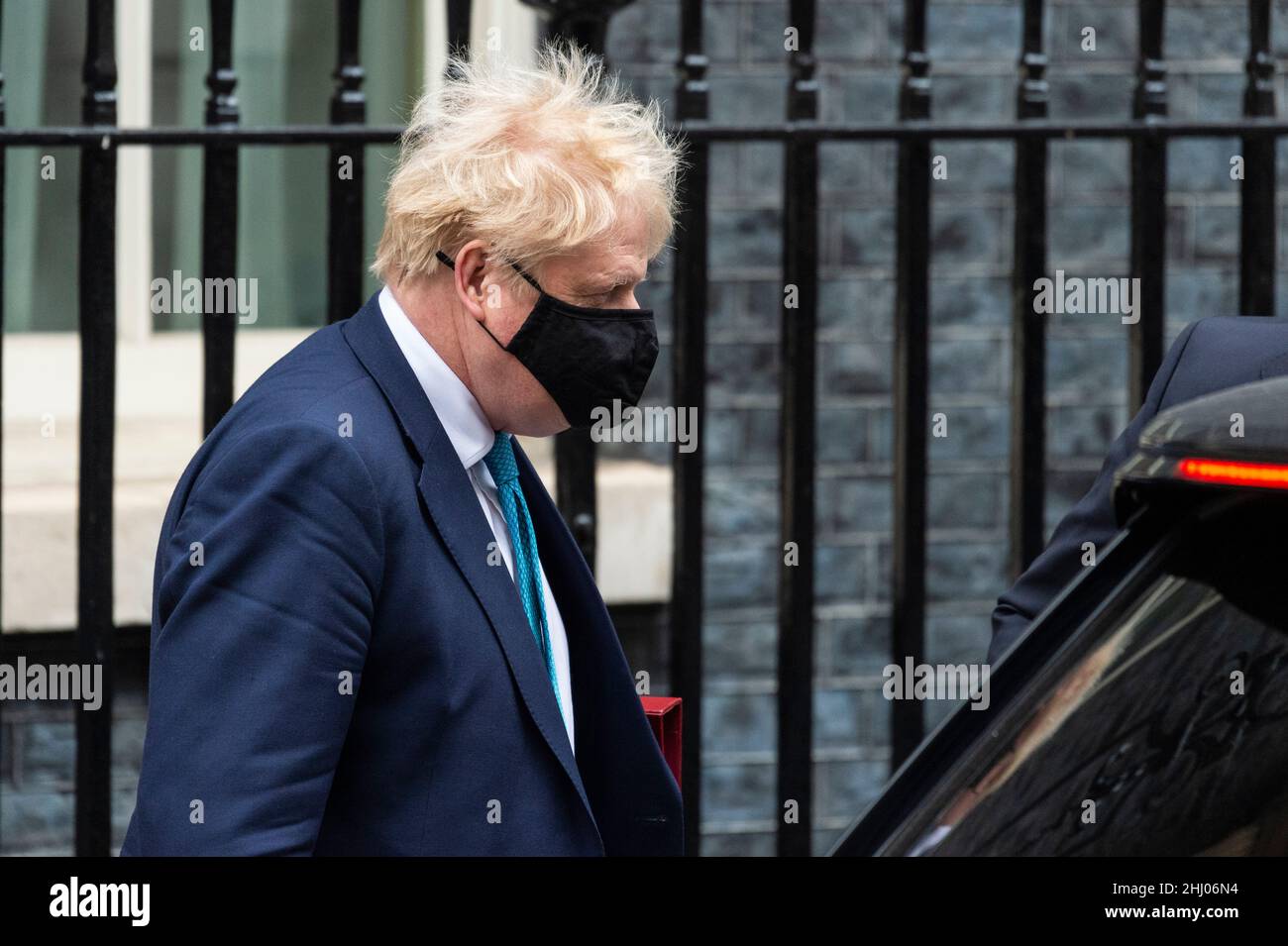 London, Großbritannien. 26. Januar 2022. Boris Johnson, Premierminister, verlässt die Downing Street 10, um Fragen des Premierministers (PMQs) im Unterhaus zu stellen. Der Premierminister steht unter dem Druck von Abgeordneten, auf Fragen zu Parteien zu antworten, die seit dem 20. Mai 2020 in der Downing Street abgehalten wurden, zu einer Zeit, in der die britischen Sperren soziale Versammlungen verboten hatten. Die Metropolitan Police untersucht die Parteien auf der Grundlage von Informationen des Untersuchungsteams des Kabinetts, das von der Beamtin, der Beamtin, der Polizeibeamten, der Polizeidirektion, geleitet wird. Die Veröffentlichung von Herrn Grays Bericht steht unmittelbar bevor. Kredit: Stephen Chung / Alamy Live Nachrichten Stockfoto London, Großbritannien. 26. Januar 2022. Boris Johnson, Premierminister, verlässt die Downing Street 10, um Fragen des Premierministers (PMQs) im Unterhaus zu stellen. Der Premierminister steht unter dem Druck von Abgeordneten, auf Fragen zu Parteien zu antworten, die seit dem 20. Mai 2020 in der Downing Street abgehalten wurden, zu einer Zeit, in der die britischen Sperren soziale Versammlungen verboten hatten. Die Metropolitan Police untersucht die Parteien auf der Grundlage von Informationen des Untersuchungsteams des Kabinetts, das von der Beamtin, der Beamtin, der Polizeibeamten, der Polizeidirektion, geleitet wird. Die Veröffentlichung von Herrn Grays Bericht steht unmittelbar bevor. Kredit: Stephen Chung / Alamy Live Nachrichten Stockfoto