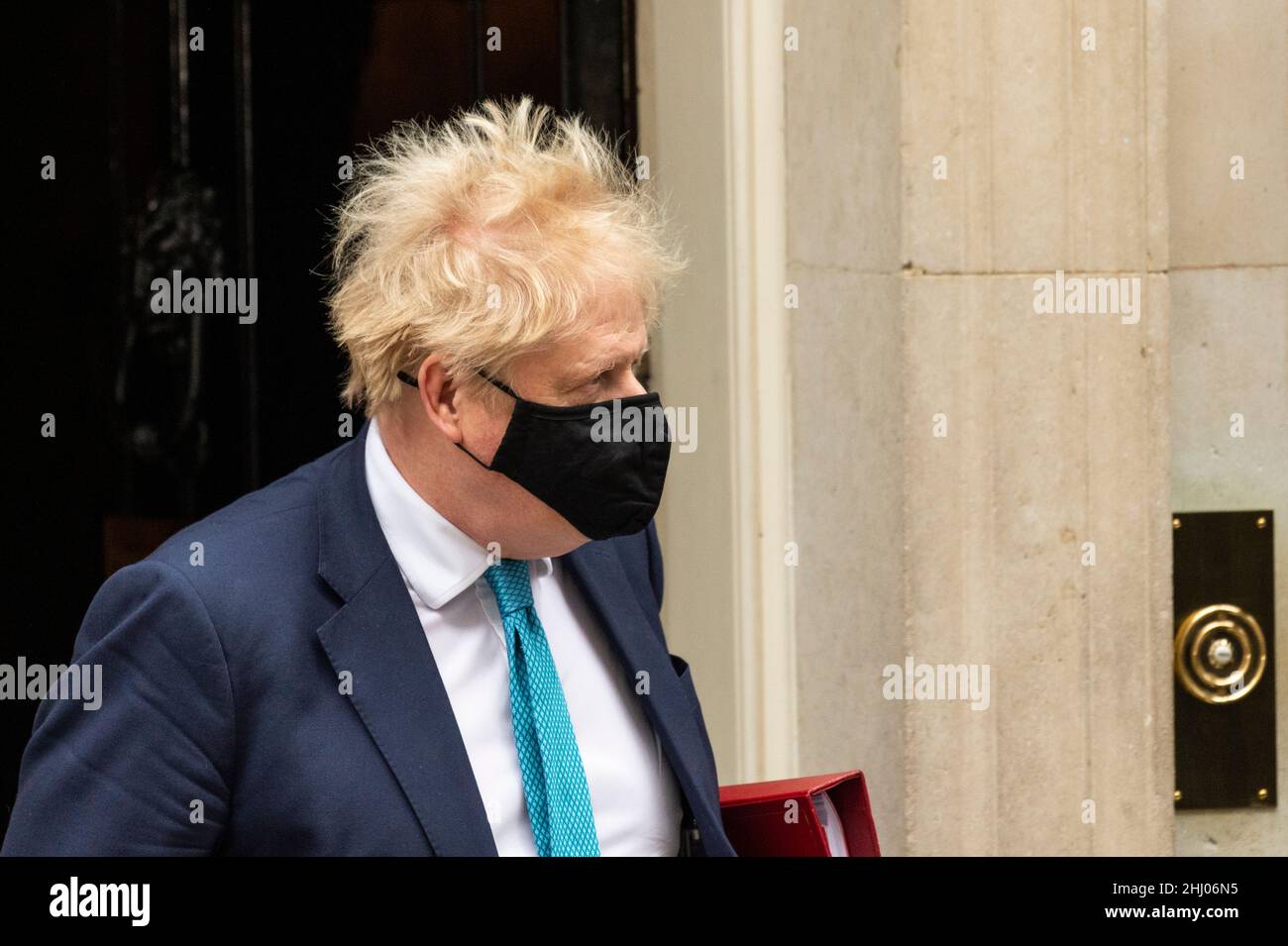 London, Großbritannien. 26. Januar 2022. Boris Johnson, Premierminister, verlässt die Downing Street 10, um Fragen des Premierministers (PMQs) im Unterhaus zu stellen. Der Premierminister steht unter dem Druck von Abgeordneten, auf Fragen zu Parteien zu antworten, die seit dem 20. Mai 2020 in der Downing Street abgehalten wurden, zu einer Zeit, in der die britischen Sperren soziale Versammlungen verboten hatten. Die Metropolitan Police untersucht die Parteien auf der Grundlage von Informationen des Untersuchungsteams des Kabinetts, das von der Beamtin, der Beamtin, der Polizeibeamten, der Polizeidirektion, geleitet wird. Die Veröffentlichung von Herrn Grays Bericht steht unmittelbar bevor. Kredit: Stephen Chung / Alamy Live Nachrichten Stockfoto London, Großbritannien. 26. Januar 2022. Boris Johnson, Premierminister, verlässt die Downing Street 10, um Fragen des Premierministers (PMQs) im Unterhaus zu stellen. Der Premierminister steht unter dem Druck von Abgeordneten, auf Fragen zu Parteien zu antworten, die seit dem 20. Mai 2020 in der Downing Street abgehalten wurden, zu einer Zeit, in der die britischen Sperren soziale Versammlungen verboten hatten. Die Metropolitan Police untersucht die Parteien auf der Grundlage von Informationen des Untersuchungsteams des Kabinetts, das von der Beamtin, der Beamtin, der Polizeibeamten, der Polizeidirektion, geleitet wird. Die Veröffentlichung von Herrn Grays Bericht steht unmittelbar bevor. Kredit: Stephen Chung / Alamy Live Nachrichten Stockfoto