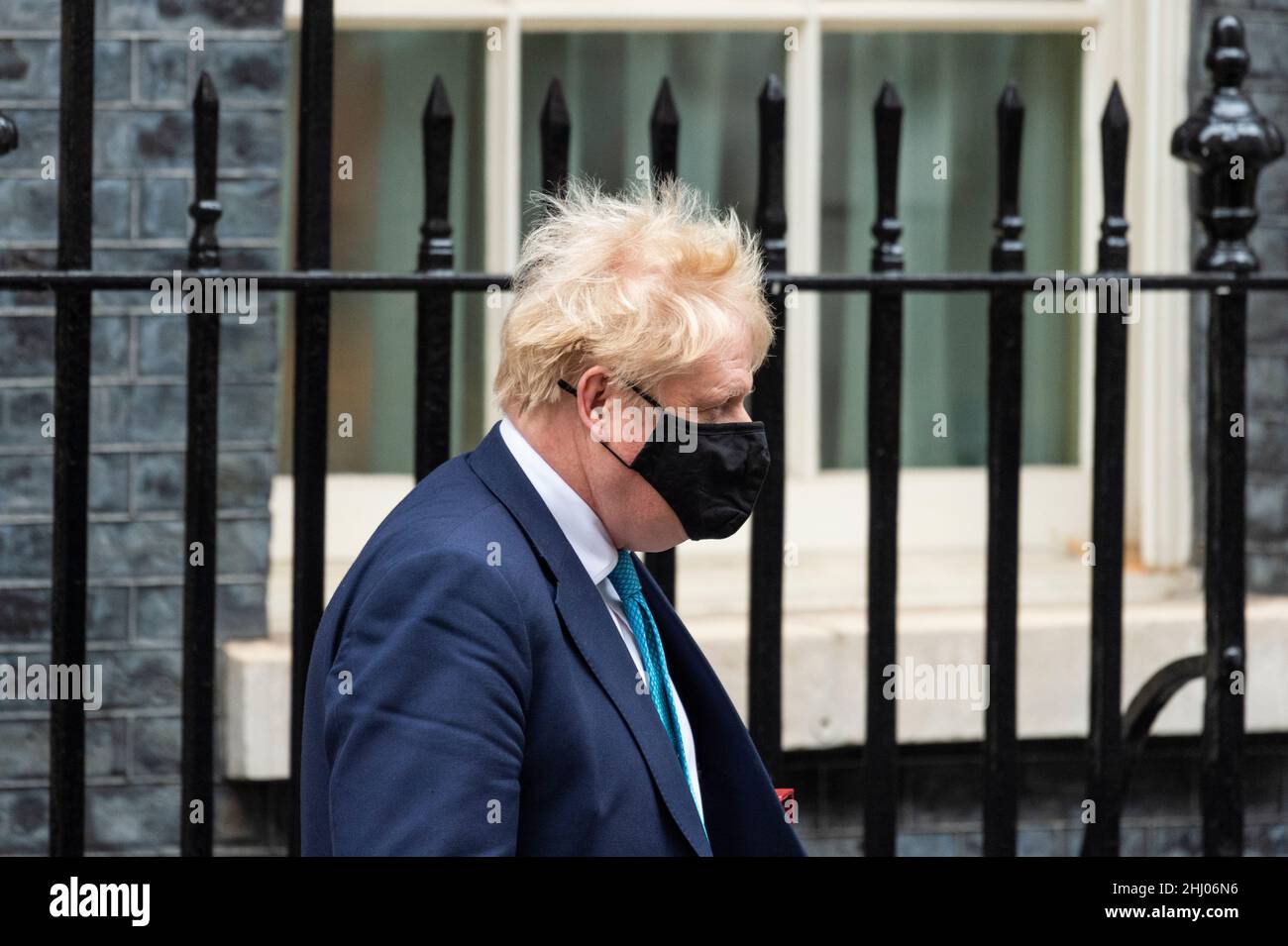 London, Großbritannien. 26. Januar 2022. Boris Johnson, Premierminister, verlässt die Downing Street 10, um Fragen des Premierministers (PMQs) im Unterhaus zu stellen. Der Premierminister steht unter dem Druck von Abgeordneten, auf Fragen zu Parteien zu antworten, die seit dem 20. Mai 2020 in der Downing Street abgehalten wurden, zu einer Zeit, in der die britischen Sperren soziale Versammlungen verboten hatten. Die Metropolitan Police untersucht die Parteien auf der Grundlage von Informationen des Untersuchungsteams des Kabinetts, das von der Beamtin, der Beamtin, der Polizeibeamten, der Polizeidirektion, geleitet wird. Die Veröffentlichung von Herrn Grays Bericht steht unmittelbar bevor. Kredit: Stephen Chung / Alamy Live Nachrichten Stockfoto London, Großbritannien. 26. Januar 2022. Boris Johnson, Premierminister, verlässt die Downing Street 10, um Fragen des Premierministers (PMQs) im Unterhaus zu stellen. Der Premierminister steht unter dem Druck von Abgeordneten, auf Fragen zu Parteien zu antworten, die seit dem 20. Mai 2020 in der Downing Street abgehalten wurden, zu einer Zeit, in der die britischen Sperren soziale Versammlungen verboten hatten. Die Metropolitan Police untersucht die Parteien auf der Grundlage von Informationen des Untersuchungsteams des Kabinetts, das von der Beamtin, der Beamtin, der Polizeibeamten, der Polizeidirektion, geleitet wird. Die Veröffentlichung von Herrn Grays Bericht steht unmittelbar bevor. Kredit: Stephen Chung / Alamy Live Nachrichten Stockfoto