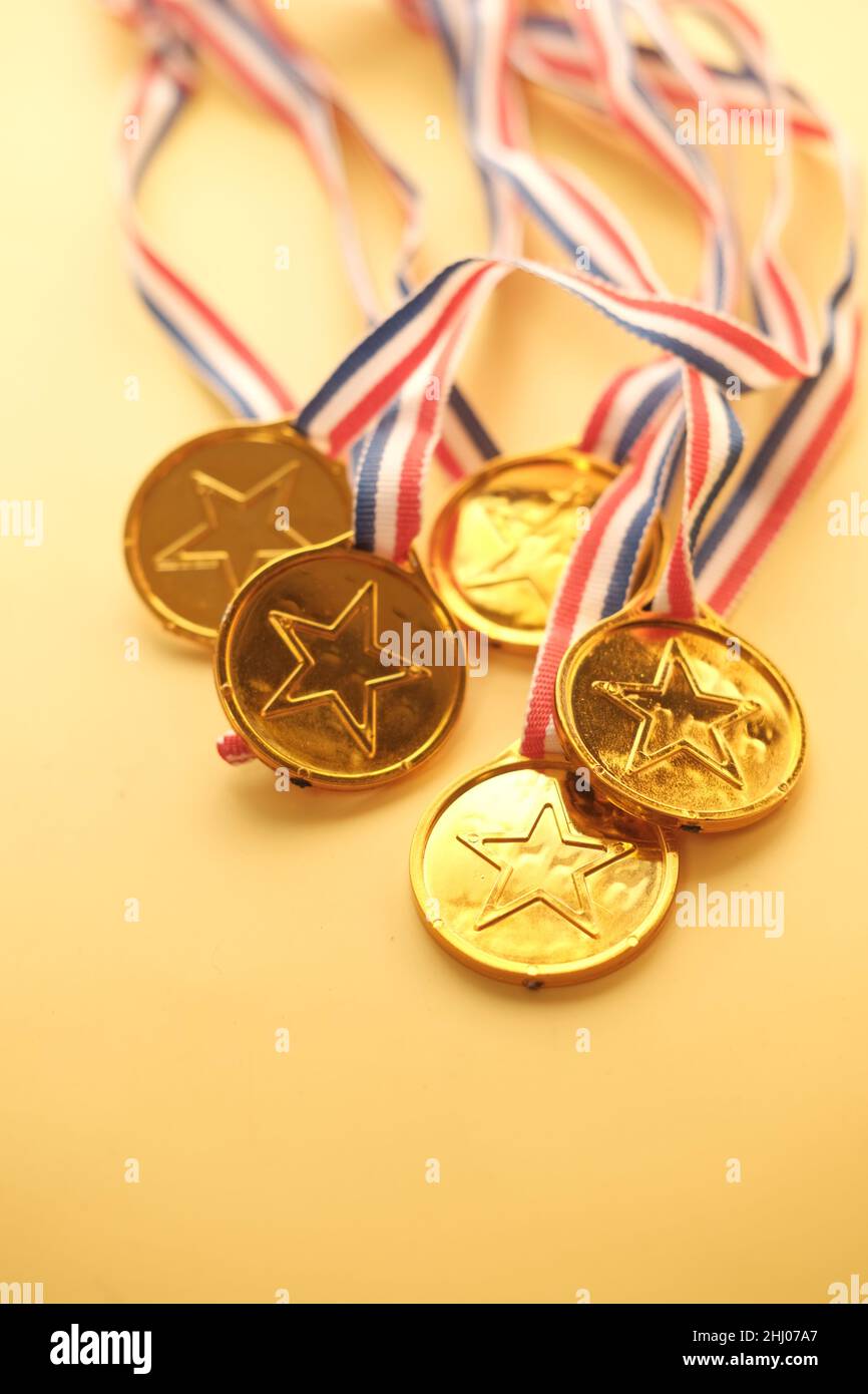 Kundenreview-Konzept. Bewertung goldene Sterne auf blauem Hintergrund Stockfoto