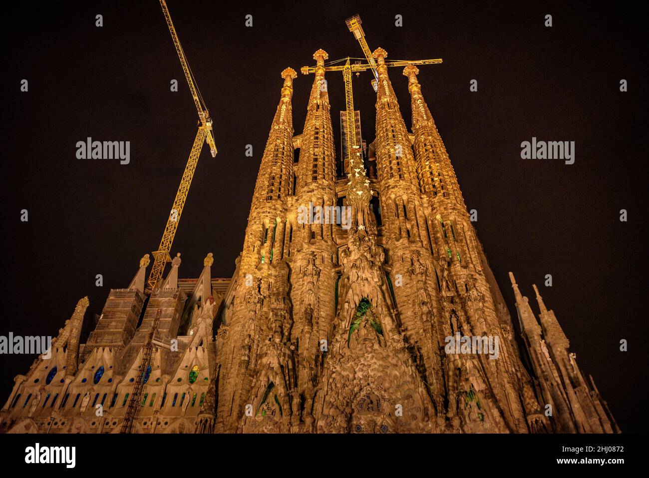 Die Weihnachtsfassade der Basilika Sagrada Familia bei Nacht (Barcelona, Katalonien, Spanien) ESP: Fachada del Nacimiento de la Sagrada Familia de noche Stockfoto