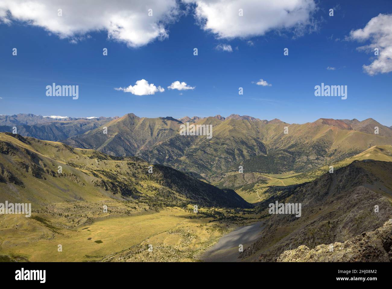 Das Tor-Tal und die Berge des Naturparks Alt Pirineu, vom Gipfel des Torre de Cabús aus gesehen (Andorra - Pallars Sobirà, Katalonien, Spanien, Pyrenäen) Stockfoto
