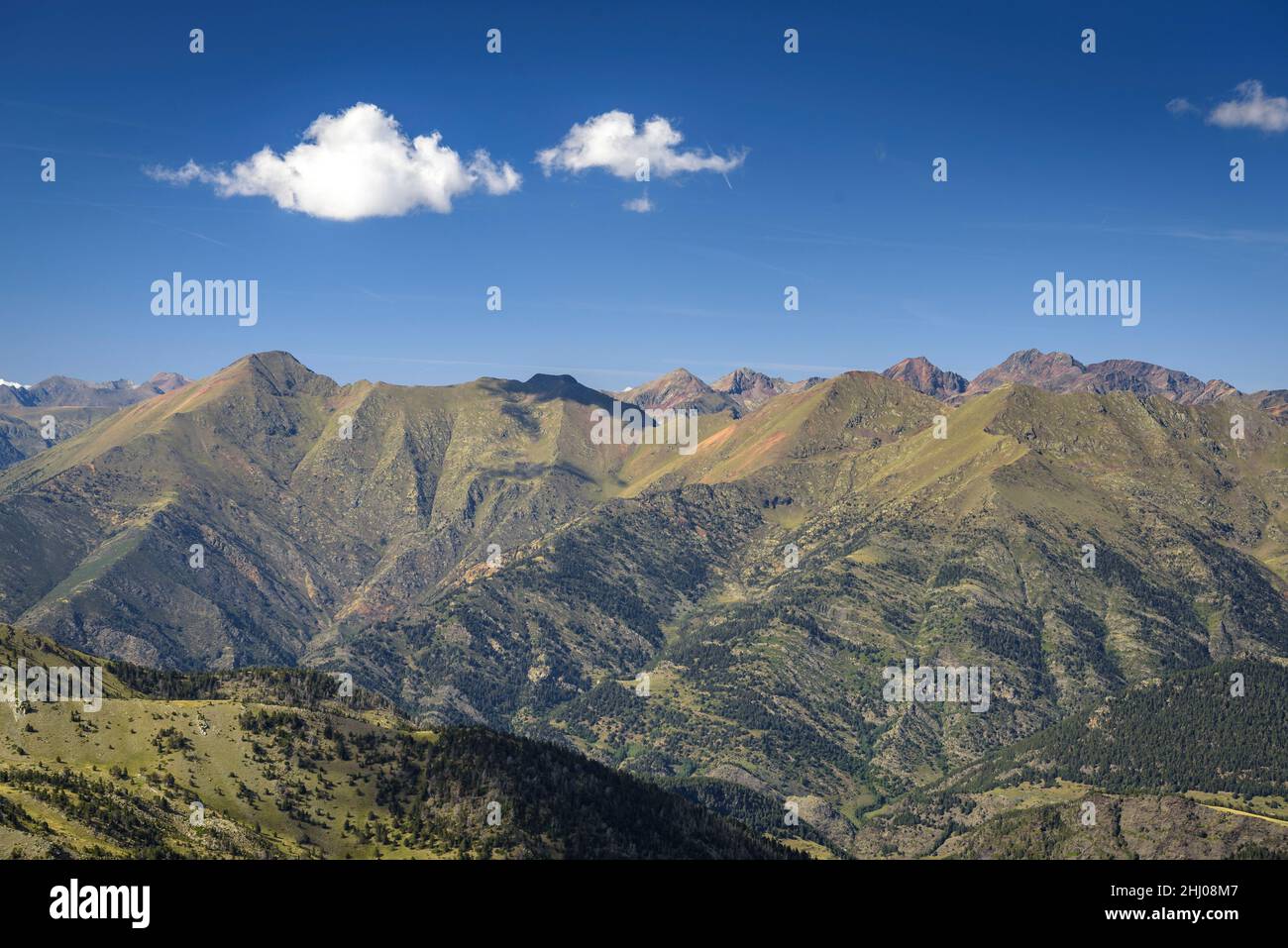 Das Tor-Tal und die Berge des Naturparks Alt Pirineu, vom Gipfel des Torre de Cabús aus gesehen (Andorra - Pallars Sobirà, Katalonien, Spanien, Pyrenäen) Stockfoto