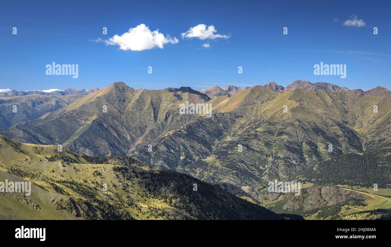Das Tor-Tal und die Berge des Naturparks Alt Pirineu, vom Gipfel des Torre de Cabús aus gesehen (Andorra - Pallars Sobirà, Katalonien, Spanien, Pyrenäen) Stockfoto