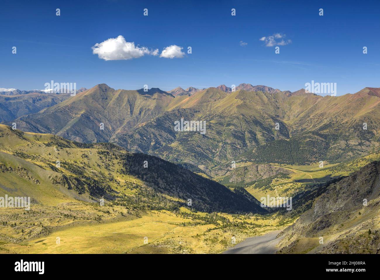 Das Tor-Tal und die Berge des Naturparks Alt Pirineu, vom Gipfel des Torre de Cabús aus gesehen (Andorra - Pallars Sobirà, Katalonien, Spanien, Pyrenäen) Stockfoto