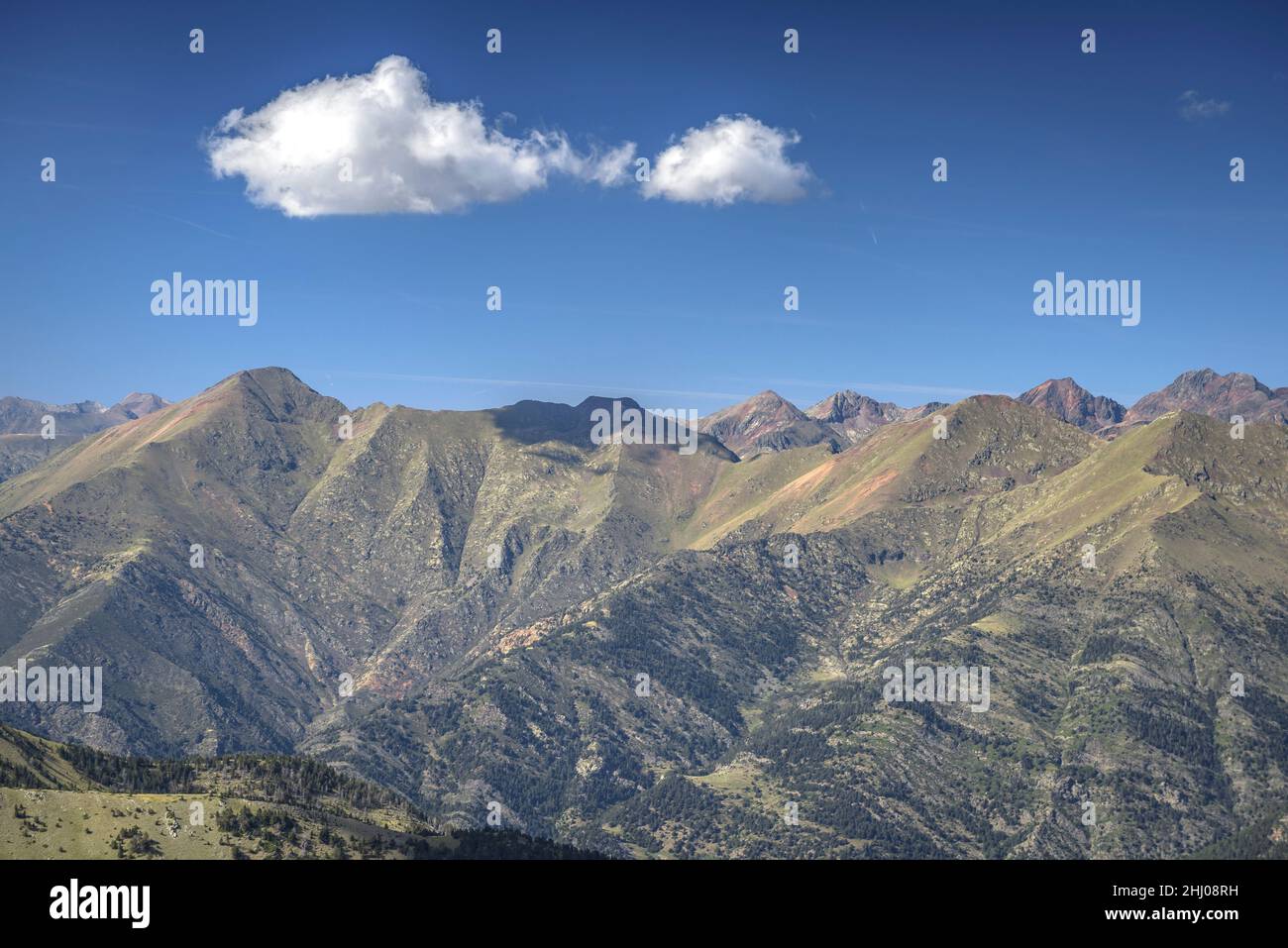 Das Tor-Tal und die Berge des Naturparks Alt Pirineu, vom Gipfel des Torre de Cabús aus gesehen (Andorra - Pallars Sobirà, Katalonien, Spanien, Pyrenäen) Stockfoto