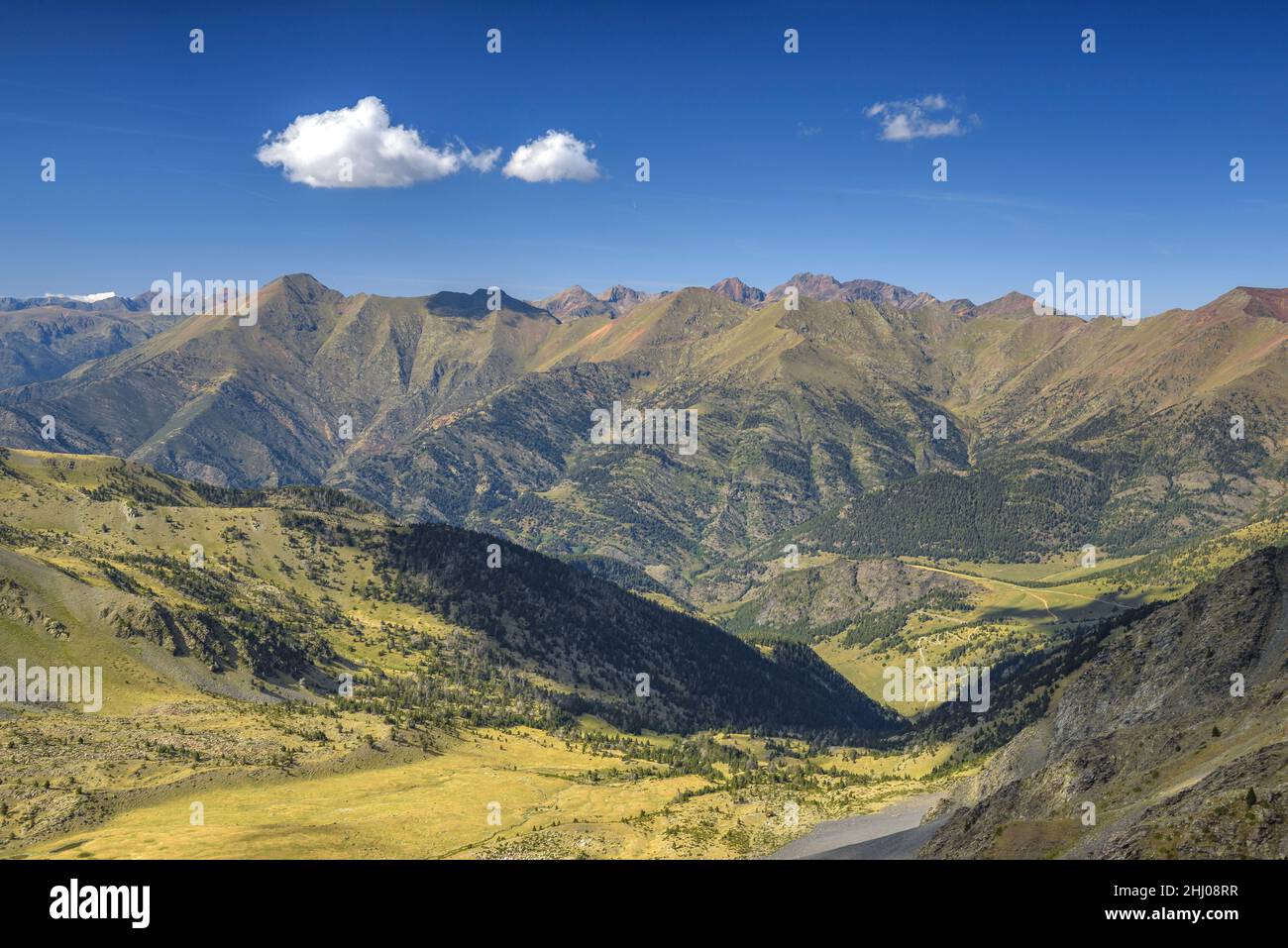 Das Tor-Tal und die Berge des Naturparks Alt Pirineu, vom Gipfel des Torre de Cabús aus gesehen (Andorra - Pallars Sobirà, Katalonien, Spanien, Pyrenäen) Stockfoto