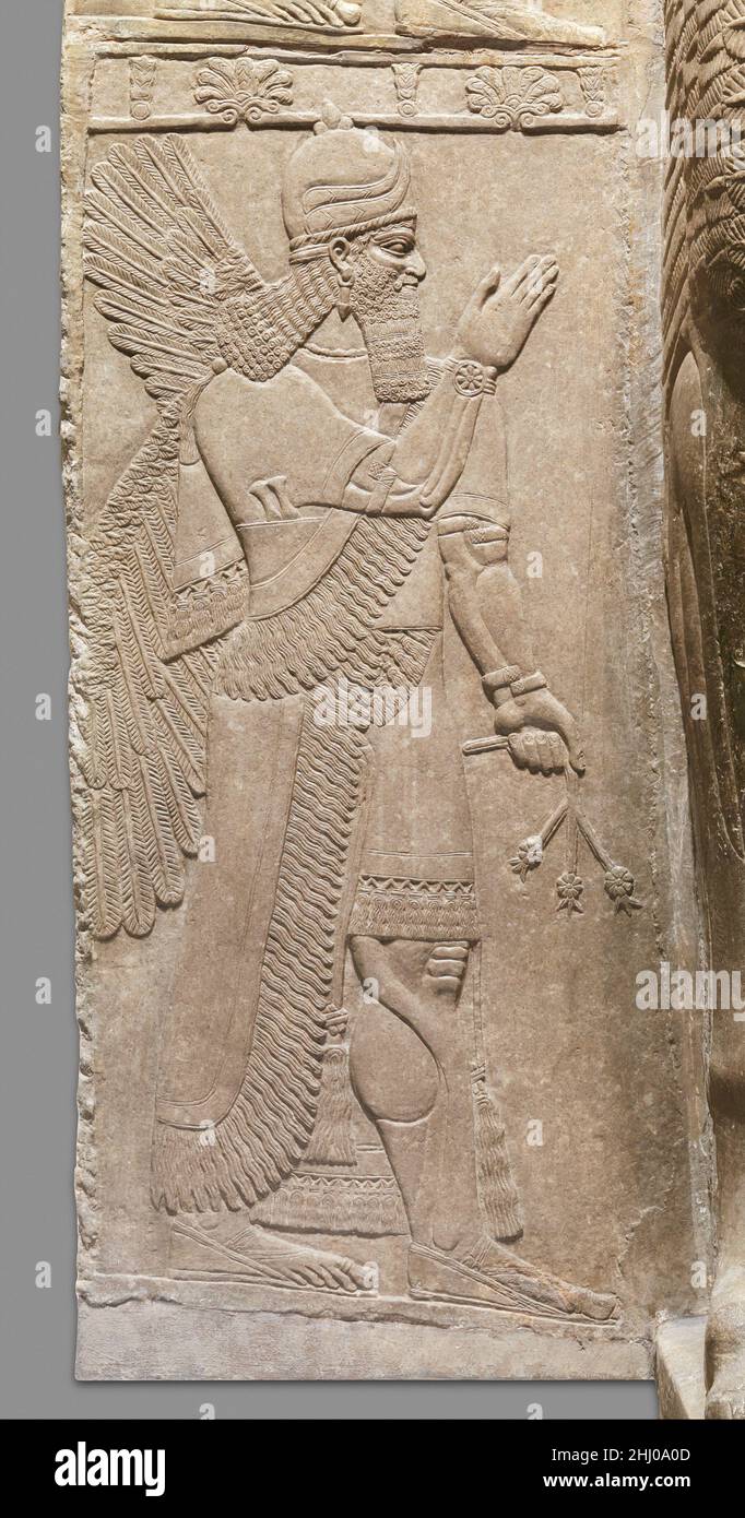 Entlastungsblech ca. 883–859 v. Chr. Assyrisch Diese Tafel stellt eine übernatürliche Schutzfigur dar, die ähnlich der im Nordwest-Palast in Nimrud (altes Kalhu) zu sehen ist, aber von einer anderen wichtigen Struktur am selben Ort, dem Ninurta Tempel, stammt. Wie der Palast wurde der Ninurta Tempel von Ashurnasirpal II (r. 883–859 v. Chr.), und es ist sehr wahrscheinlich, dass viele der gleichen Mitarbeiter an der Erstellung der Hilfsprogramme für die beiden Gebäude beteiligt waren.Ninurta war ein wichtiger gott im mesopotamischen Pantheon. Ursprünglich war er ein landwirtschaftlicher Gott, aber für die assyrischen Könige war es sein Verein Stockfoto