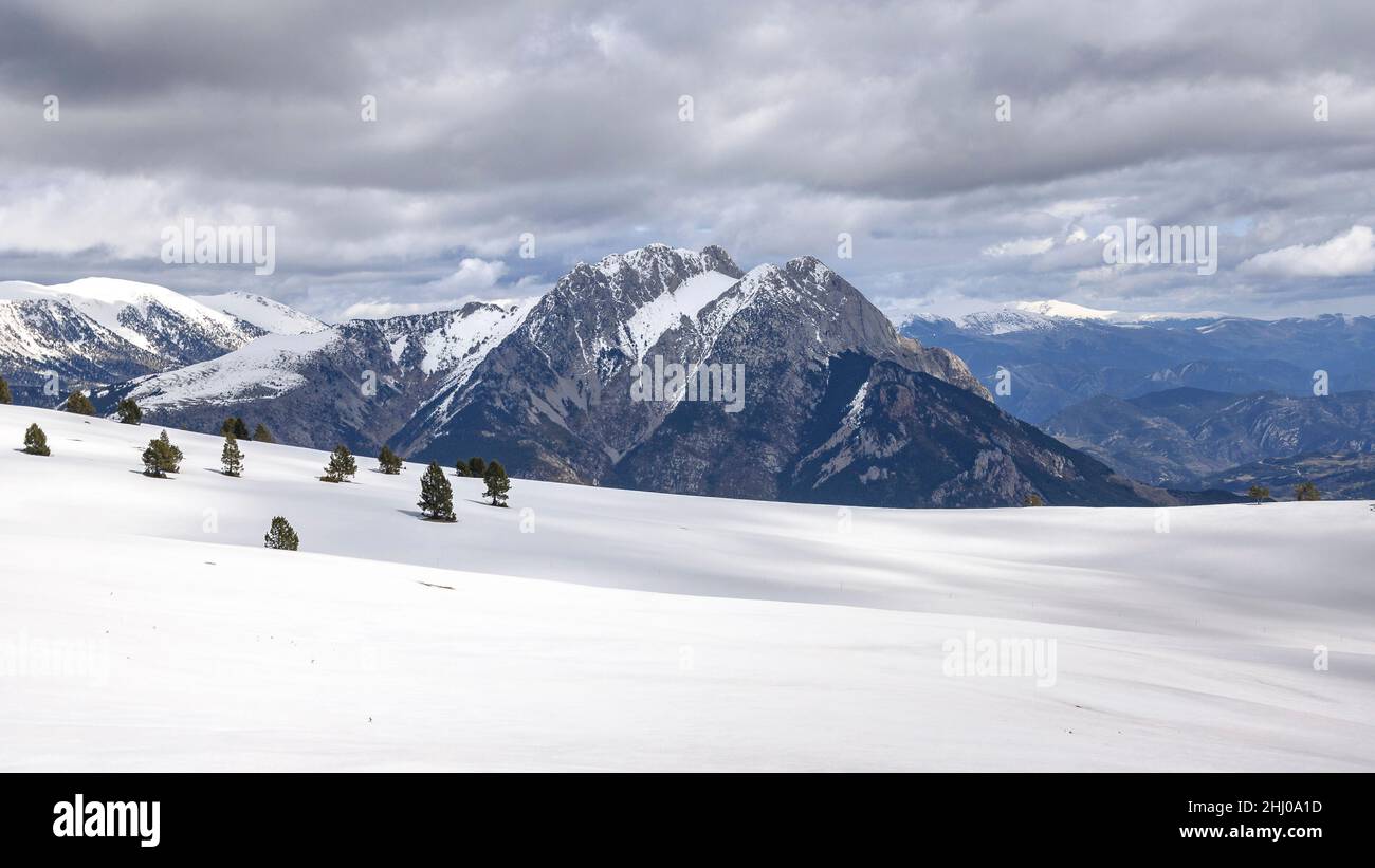 Blick vom Gipfel des Cap del Verd, dem höchsten Punkt der Serra del Verd, verschneit im Winter (Berguedà, Katalonien, Spanien, Pyrenäen) Stockfoto