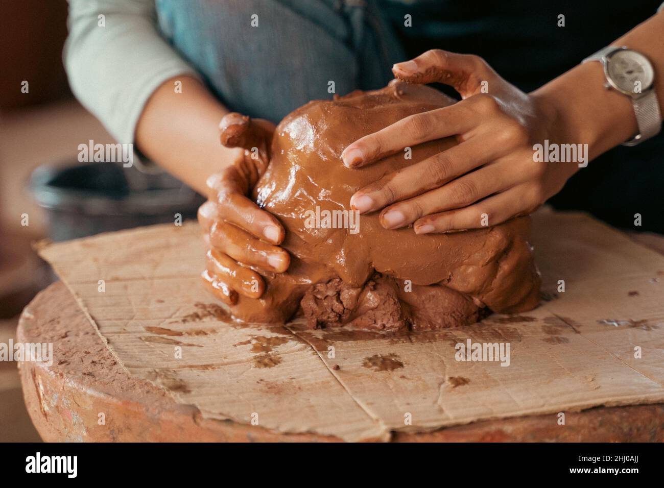 Nahaufnahme der Formgebung mit nassem Lehm auf Rädern Stockfoto
