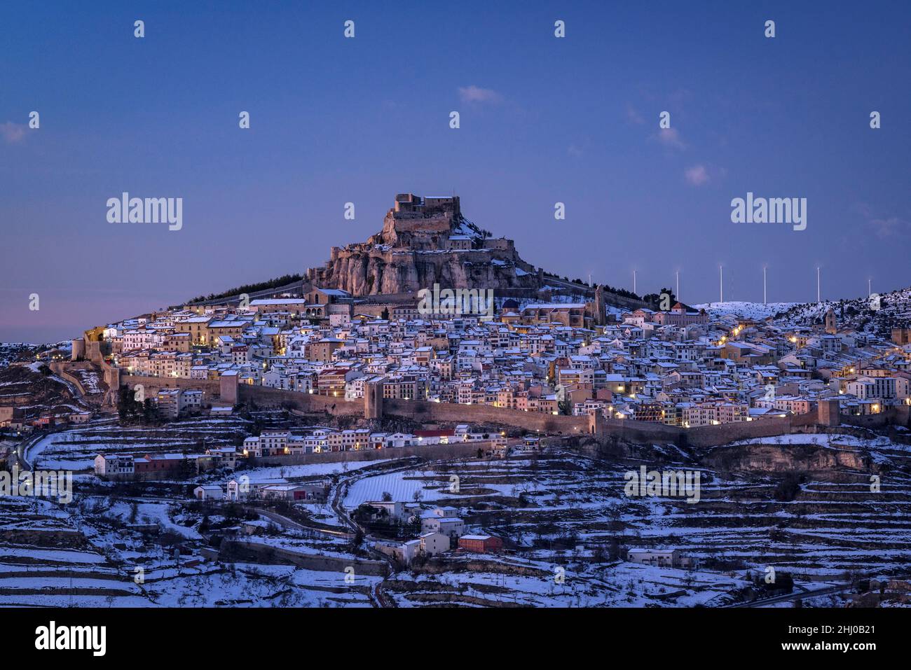 Morella mittelalterliche Stadt in einer Winterdämmerung und Nacht, nach einem Schneefall (Provinz Castellón, Bundesland Valencia, Spanien) ESP Morella en invierno España Stockfoto