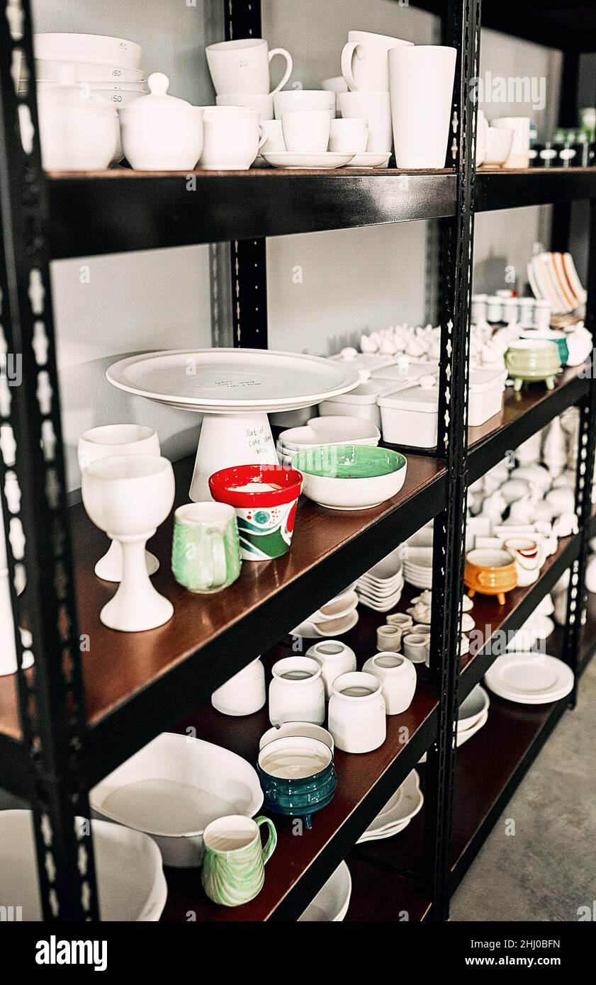 Kommen Sie sich selbst zu verkaufen Artikel. Eine kleine Aufnahme der Keramikkollektion eines Töpfers, die in ihrem Atelier auf einem Regal angeordnet ist. Stockfoto