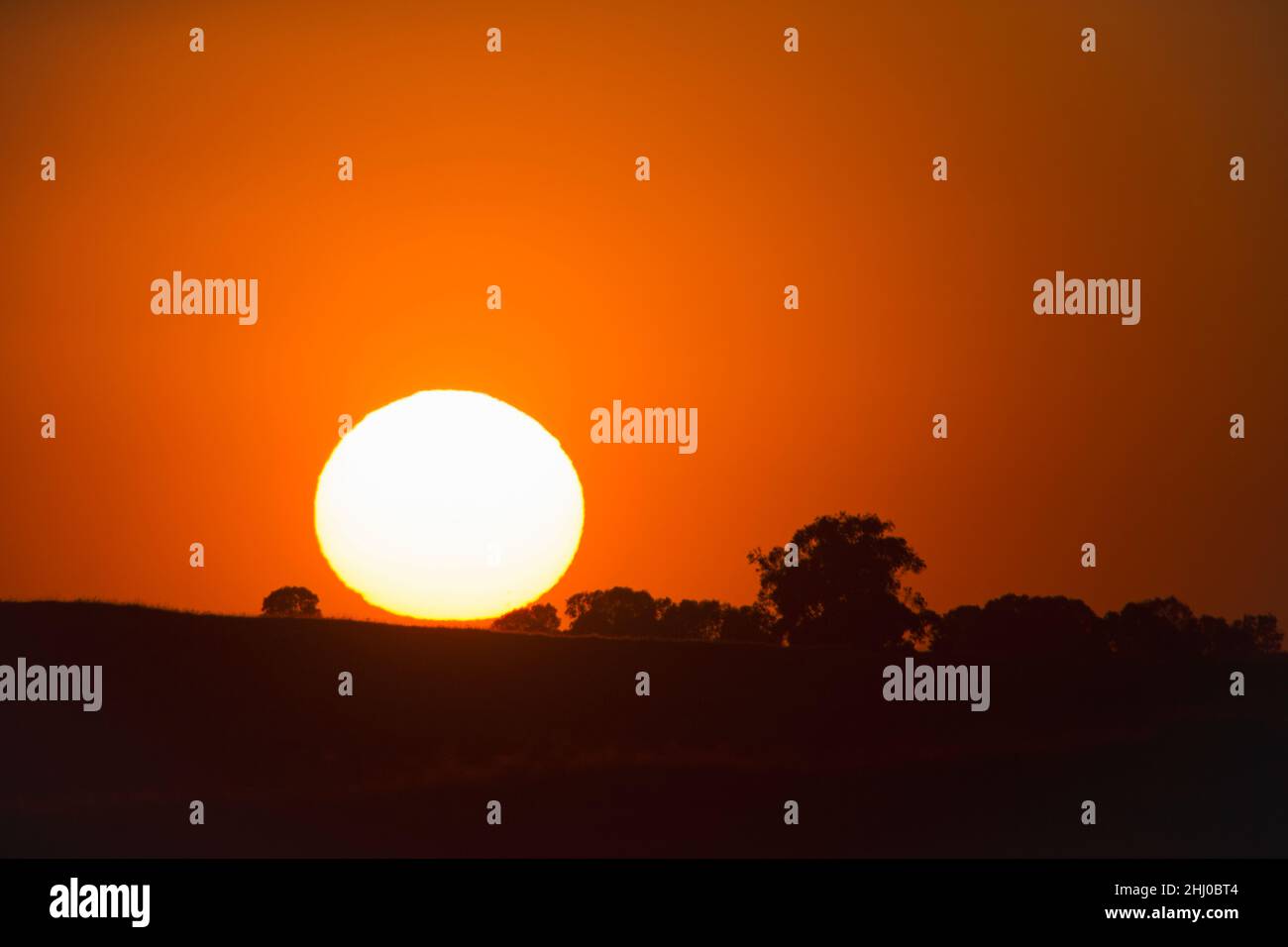 Sonnenuntergang mit atmosphärischem Dunst durch Staub Castro Verde Alentejo Portugal Stockfoto