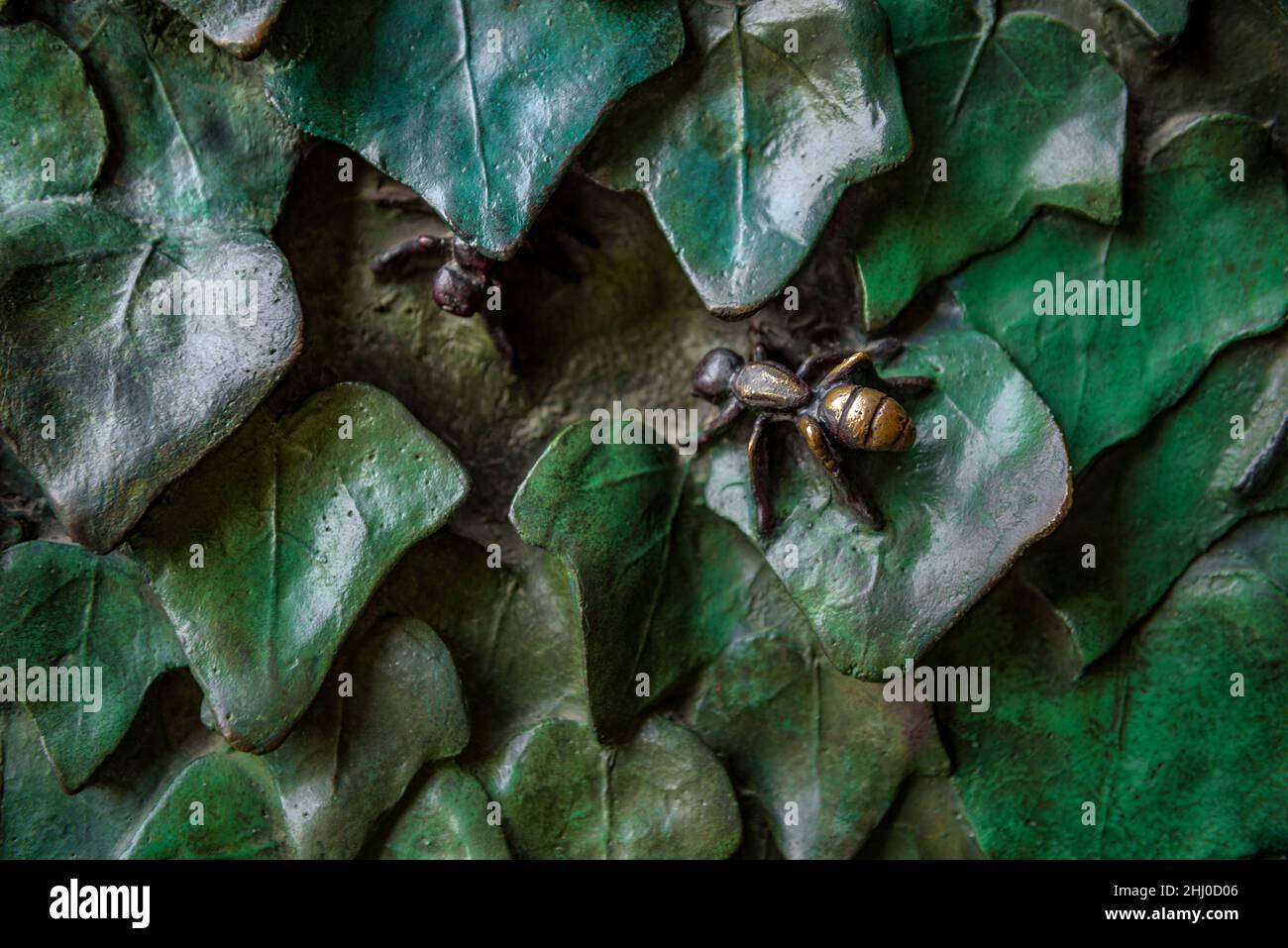 Natürliche Details von Blättern und Insekten aus Bronze des Bildhauers Etsuro Sotoo an den Türen der Krippenfassade der Sagrada Familia Barcelona Stockfoto