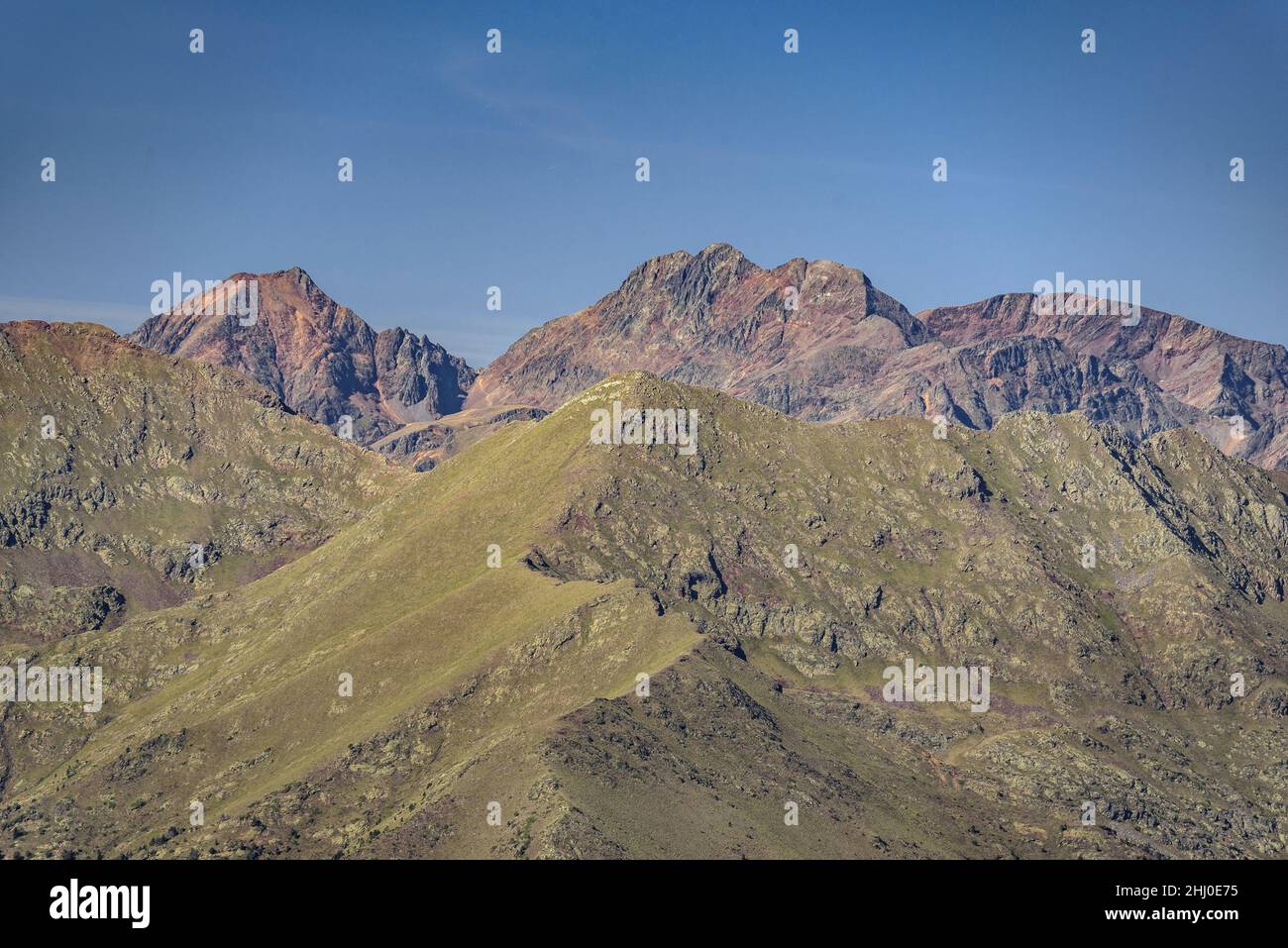 Pica d'Estads-Massiv vom Gipfel des Torre de Cabús aus gesehen (Andorra - Pallars Sobirà, Katalonien, Spanien, Pyrenäen) ESP: Montaña de Pica d'Estads Pirineos Stockfoto