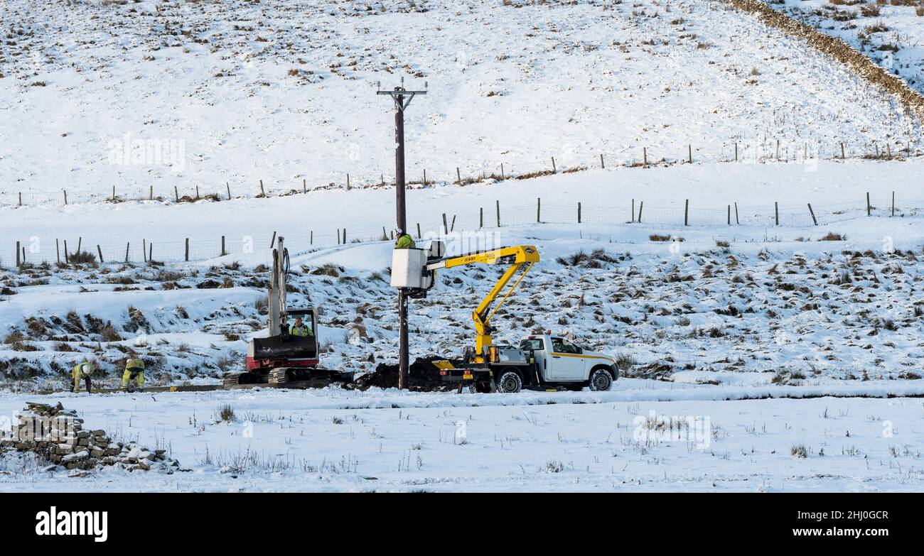Elektrizitätsunternehmen ersetzt elektrische Pole nach einem schweren Sturm in den Yorkshire Dales, Großbritannien. Stockfoto