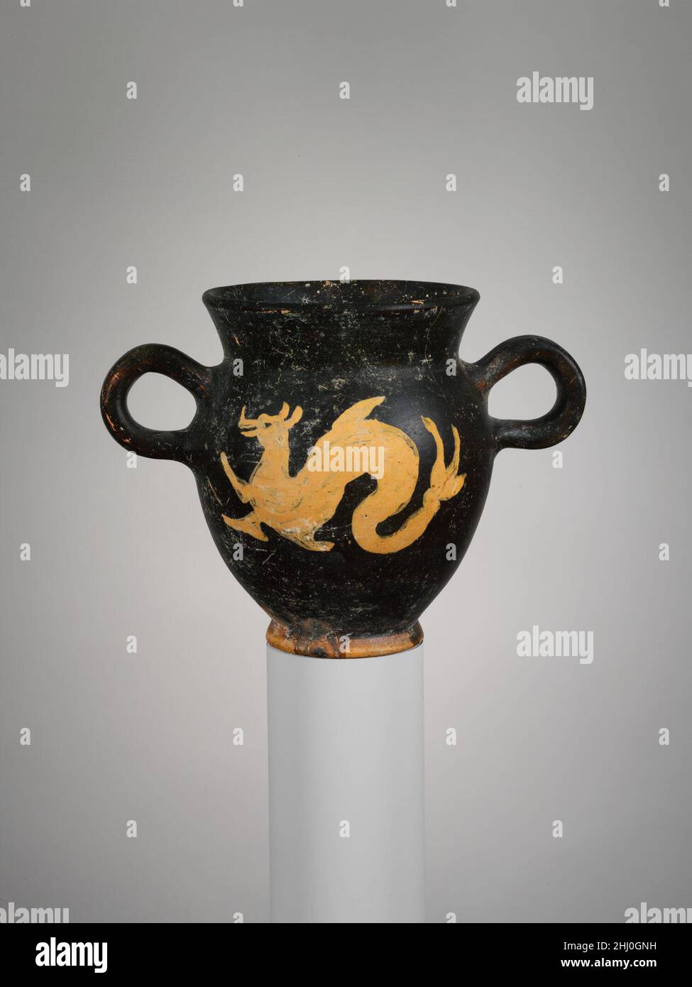Terrakotta-Kantharos (Trinkbecher) Ende des 4th. Jahrhunderts v. Chr. Etrusker-Vorderseite und Rückseite, Ketos (Seeungeheuer) Da die Reise in die Unterwelt vermutlich eine Seefahrt mit sich bringen sollte, wurden sowohl reale als auch imaginäre Meereslebewesen in der etruskischen Kultur oft mit dem Tod in Verbindung gebracht. Sowohl Hippocamps (Seepferde) als auch Seemonster (Seemonster) wurden in einem positiven Licht dargestellt, bewachten oft die Verstorbenen oder transportierten sie in die Unterwelt. Kantharos aus Terrakotta (Trinkbecher). Etrusker. Ende 4th Jahrhundert v. Chr.. Terrakotta, rot überlagert. Spätklassik. Vasen Stockfoto