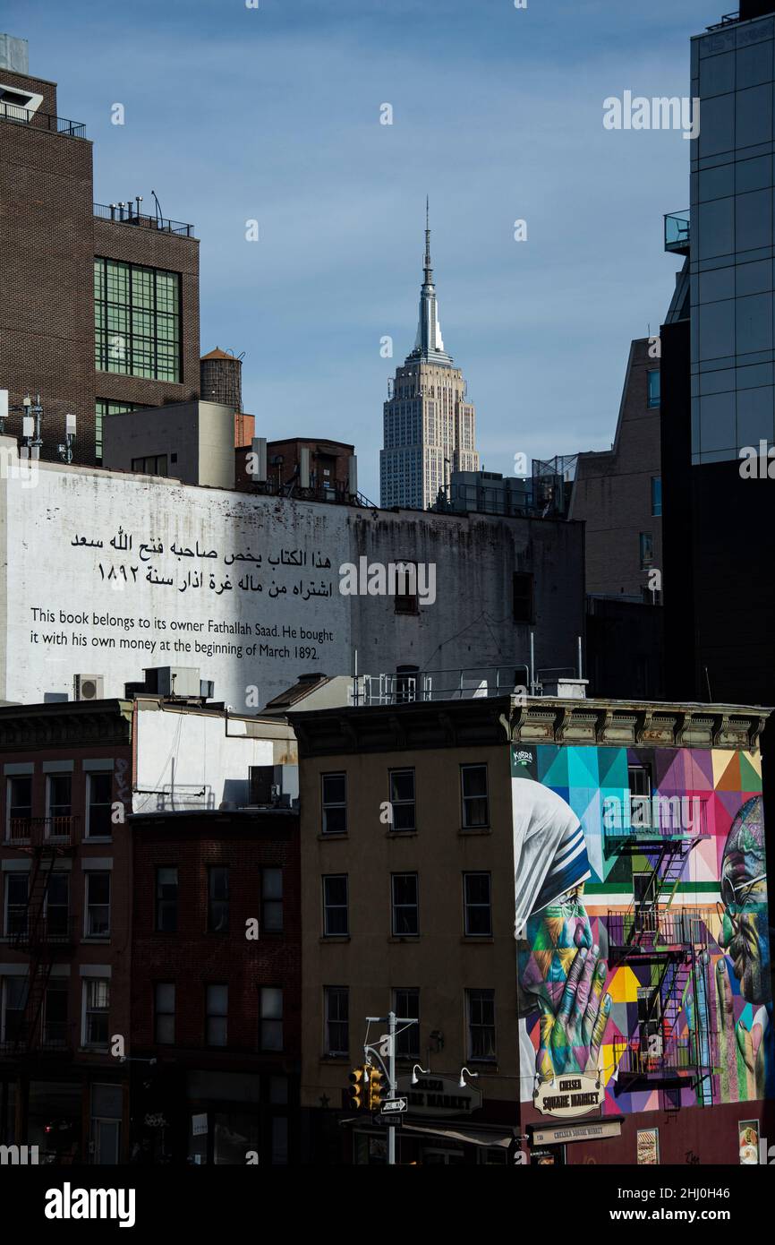 New York: Blick von der Highline auf ein Wandgemälde mit Mutter Teresa und Mohanda Gandhi Stockfoto