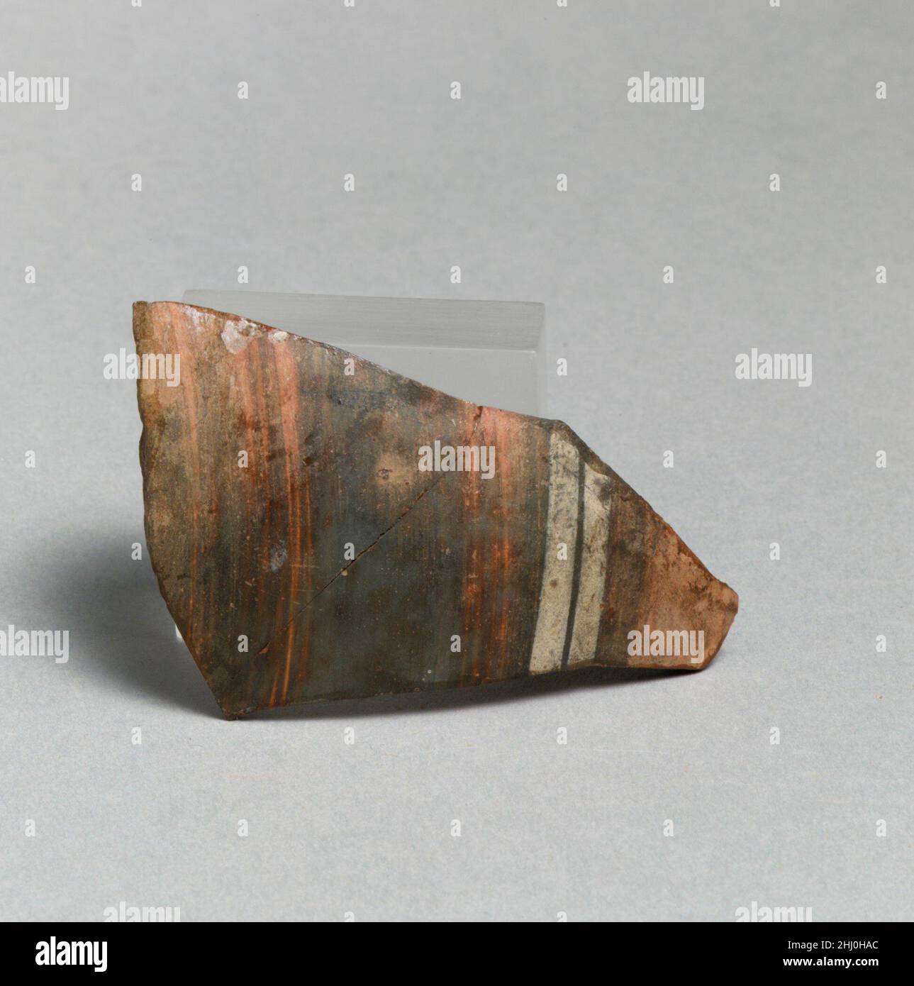 Vasenfragment Ostgriechisch/Sardis, Lydisch. Vasenfragment 252836 Ostgriechisch/Sardis, Lydisch, Vasenfragment, Terrakotta, insgesamt: 2 3/4 x 1 11/16in. (7 x 4,3cm). Das Metropolitan Museum of Art, New York. Schenkung der American Society für die Ausgrabung von Sardes, 1926 (26.199.272) Stockfoto