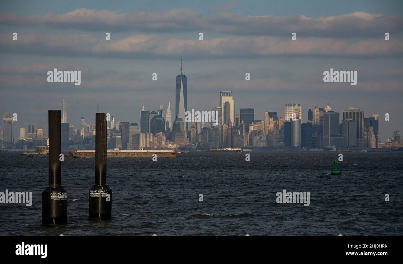 Imposanter Blick von der Fähre auf Upper Bay auf die Skyline von Lower Manhattan Stockfoto