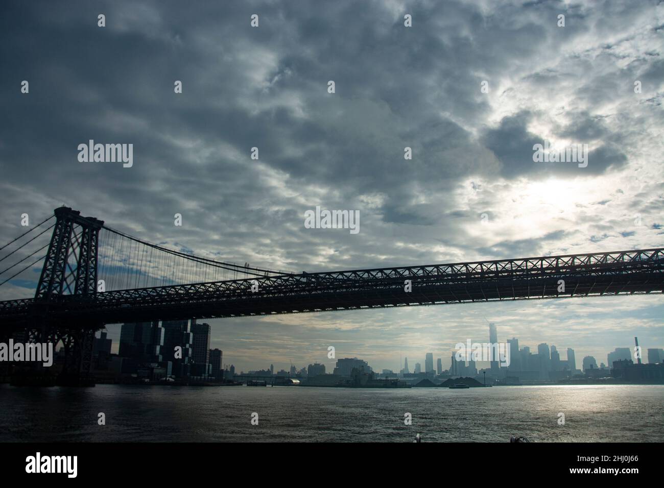 Spezielle Ambiance auf der Fähre auf dem East River mit Blick auf die Williamsburg Bridge und die Skyline Manhattans Stockfoto