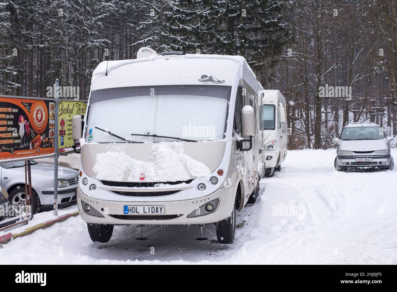 Pustevny Tschechische Rep 01-23-2022 geparkte Wohnmobil mit personalisierten Teller HOLLIDAY an einem Wintertag. Stockfoto